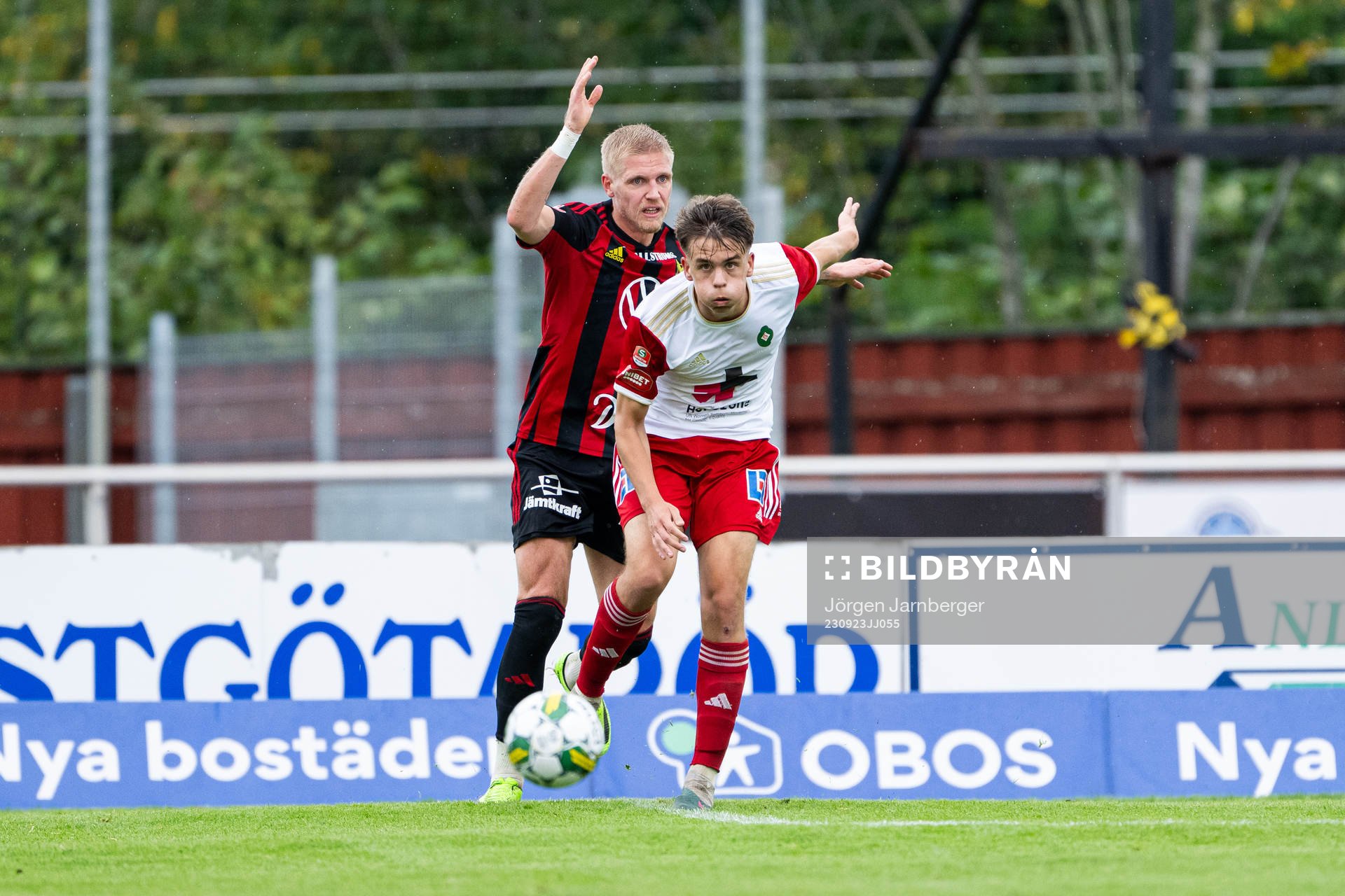 Östersunds Andre Österholm och Skövde AIKs Isak Vidjeskog