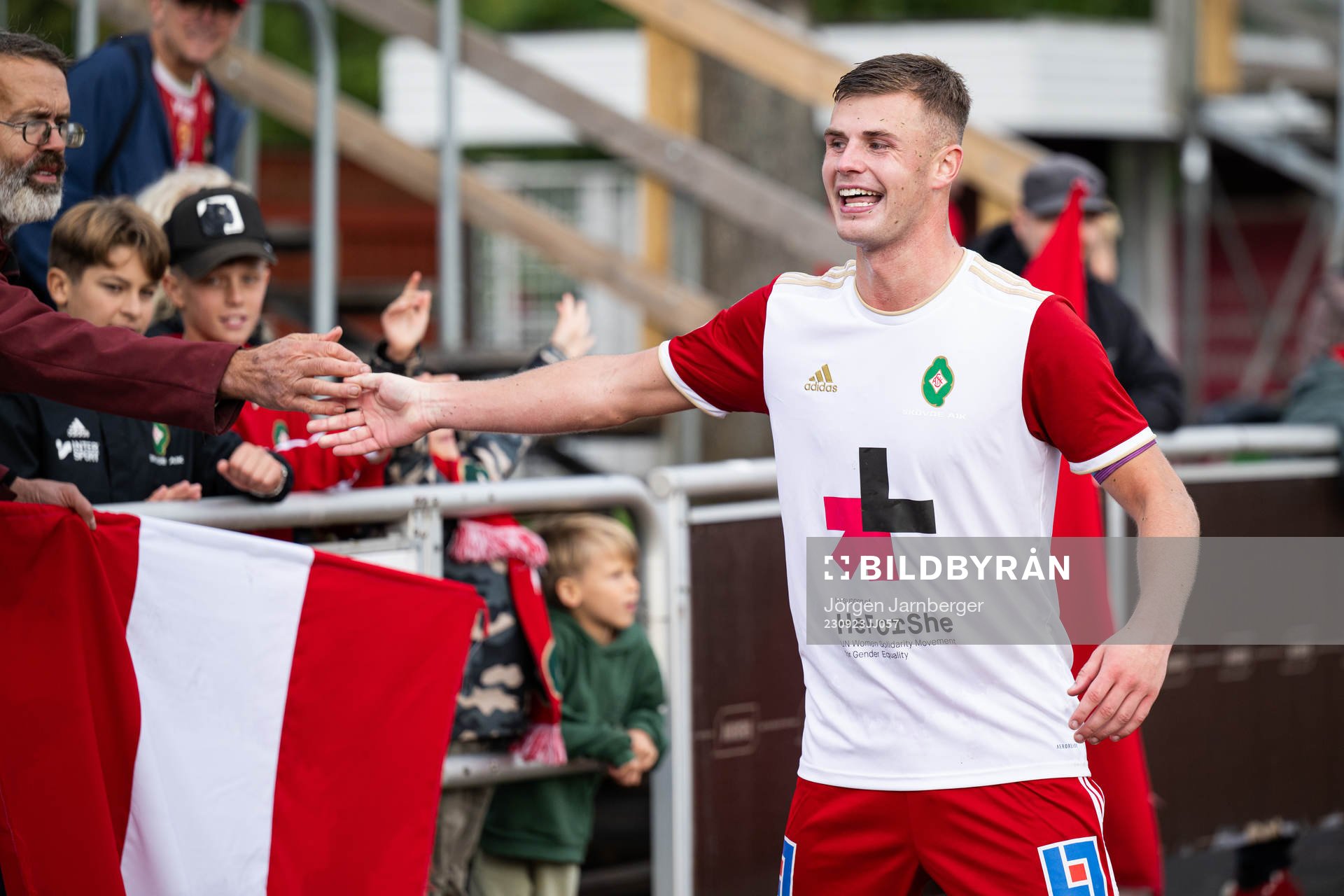 Skövde AIKs Filip Schyberg jublar med publiken efter fotbollsmatchen i Superettan mellan Skövde AIK och Östersund den 23 september 2023 i Skövde.