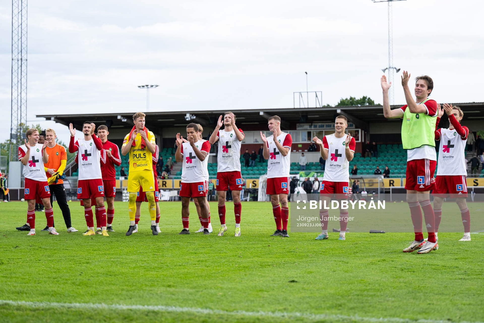 Skövde AIKs spelare jubler efter fotbollsmatchen i Superettan mellan Skövde AIK och Östersund den 23 september 2023 i Skövde. 