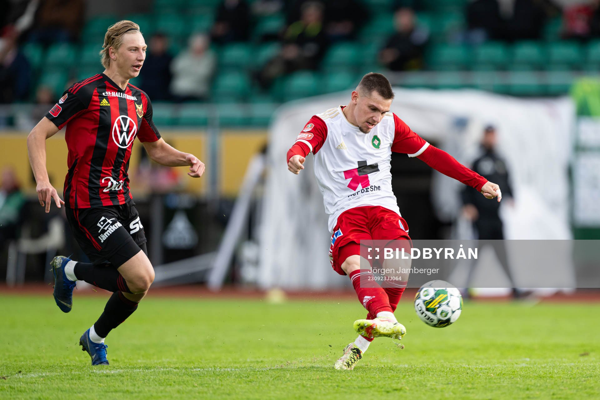 Östersunds Albin Sporrong jagar Skövde AIKs Isak Bjerkebo