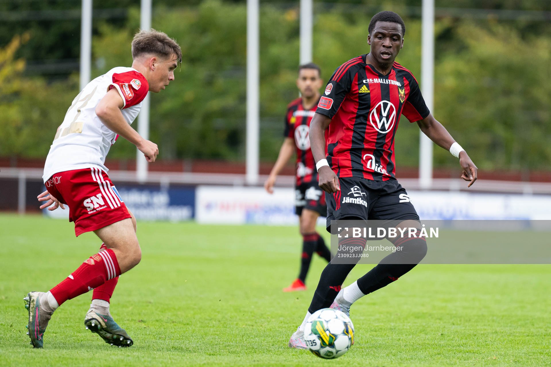 Skövde AIKs Isak Vidjeskog och Östersunds Calvin Kabuye under fotbollsmatchen i Superettan mellan Skövde AIK och Östersund den 23 september 2023 i Skövde.
