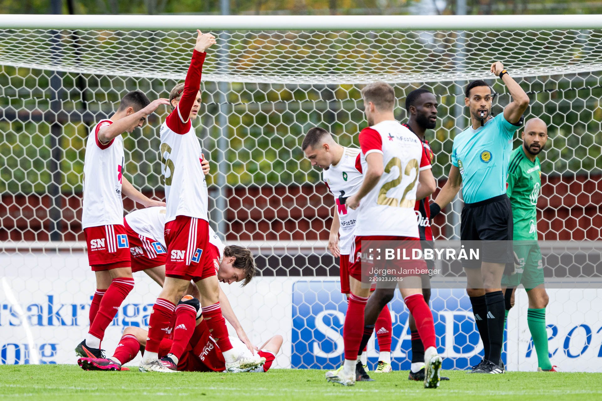 Skövde AIKs Oscar Lennerskog skadar sig i samband med 1-0