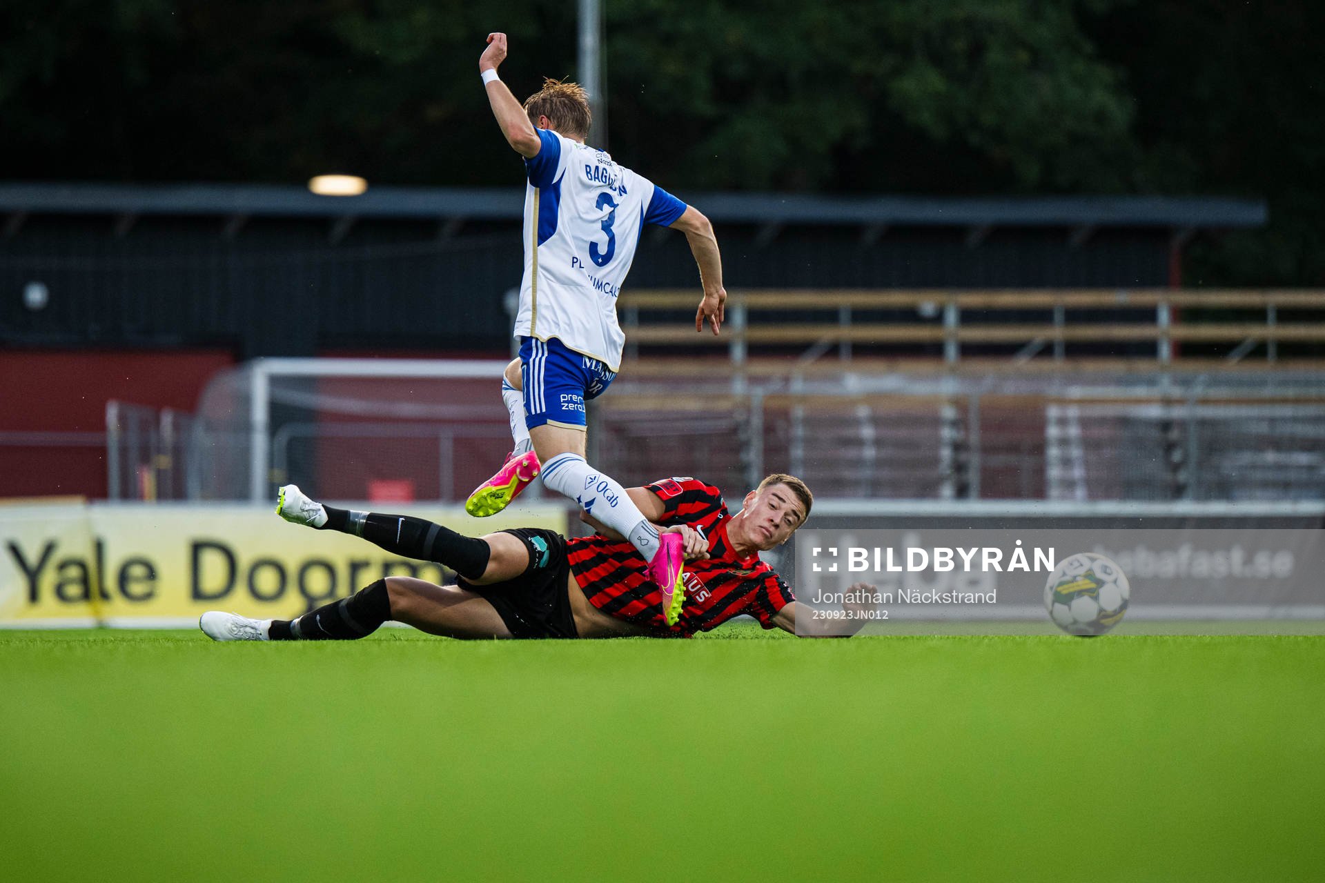Brommapojkarnas Jesper Löfgren och IFK Norrköpings Marcus
