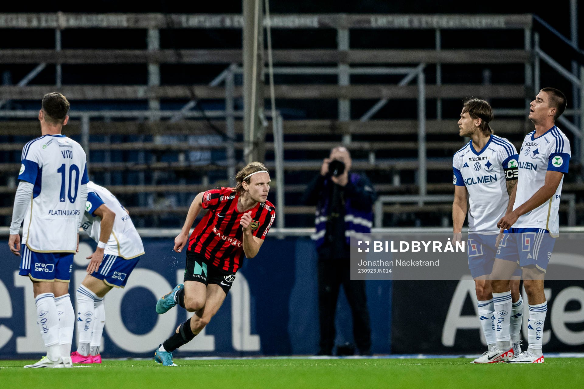 Brommapojkarnas Oscar Pettersson jublar