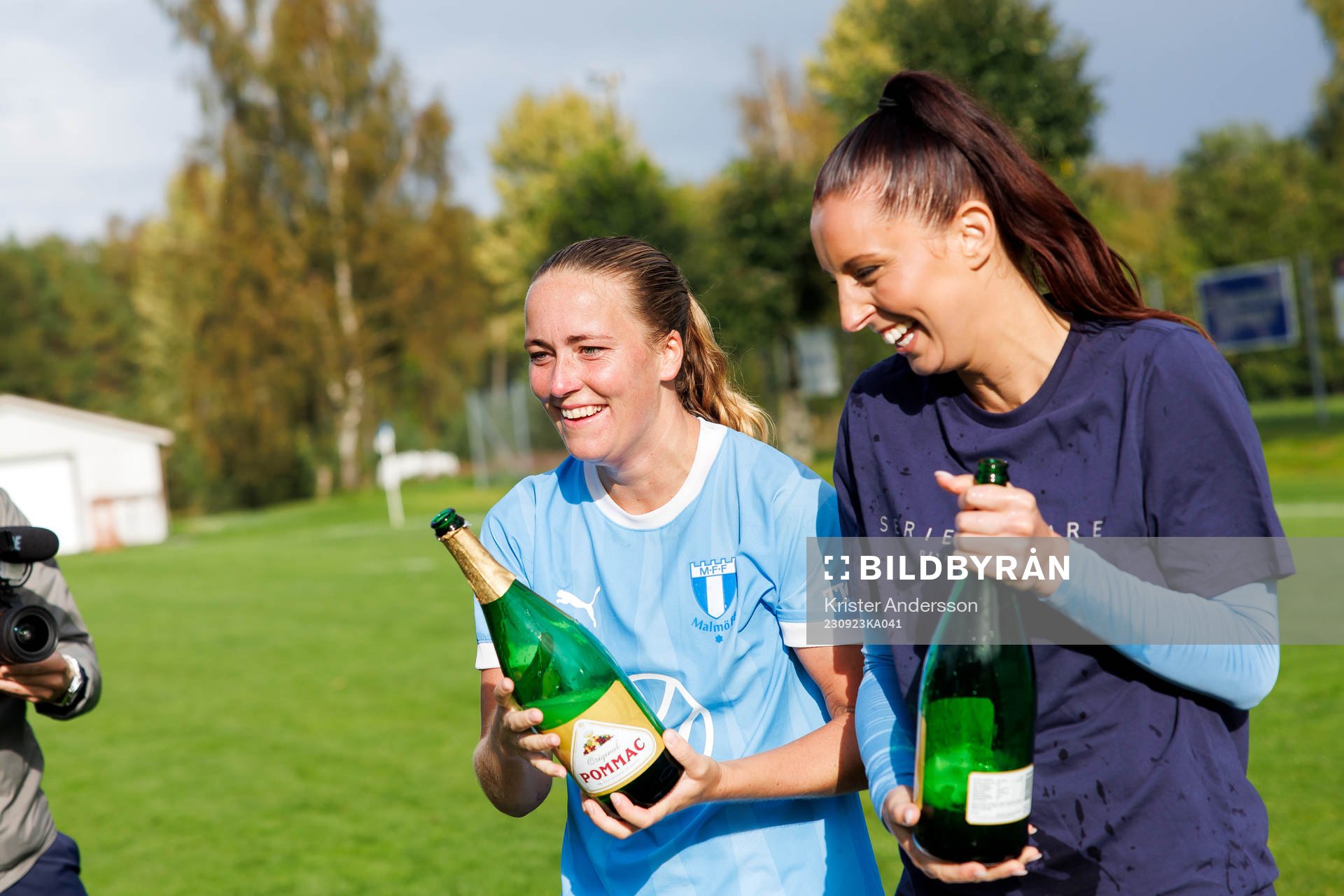 Malmö FFs Beatrice Närhi och Malin Gunnarsson jublar