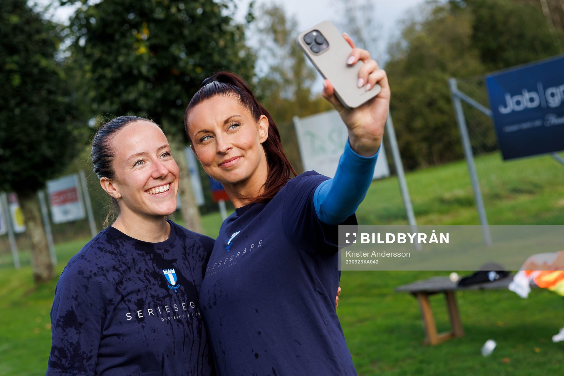 Malmö FFs Anna Plantin och Malin Gunnarsson jublar och tar