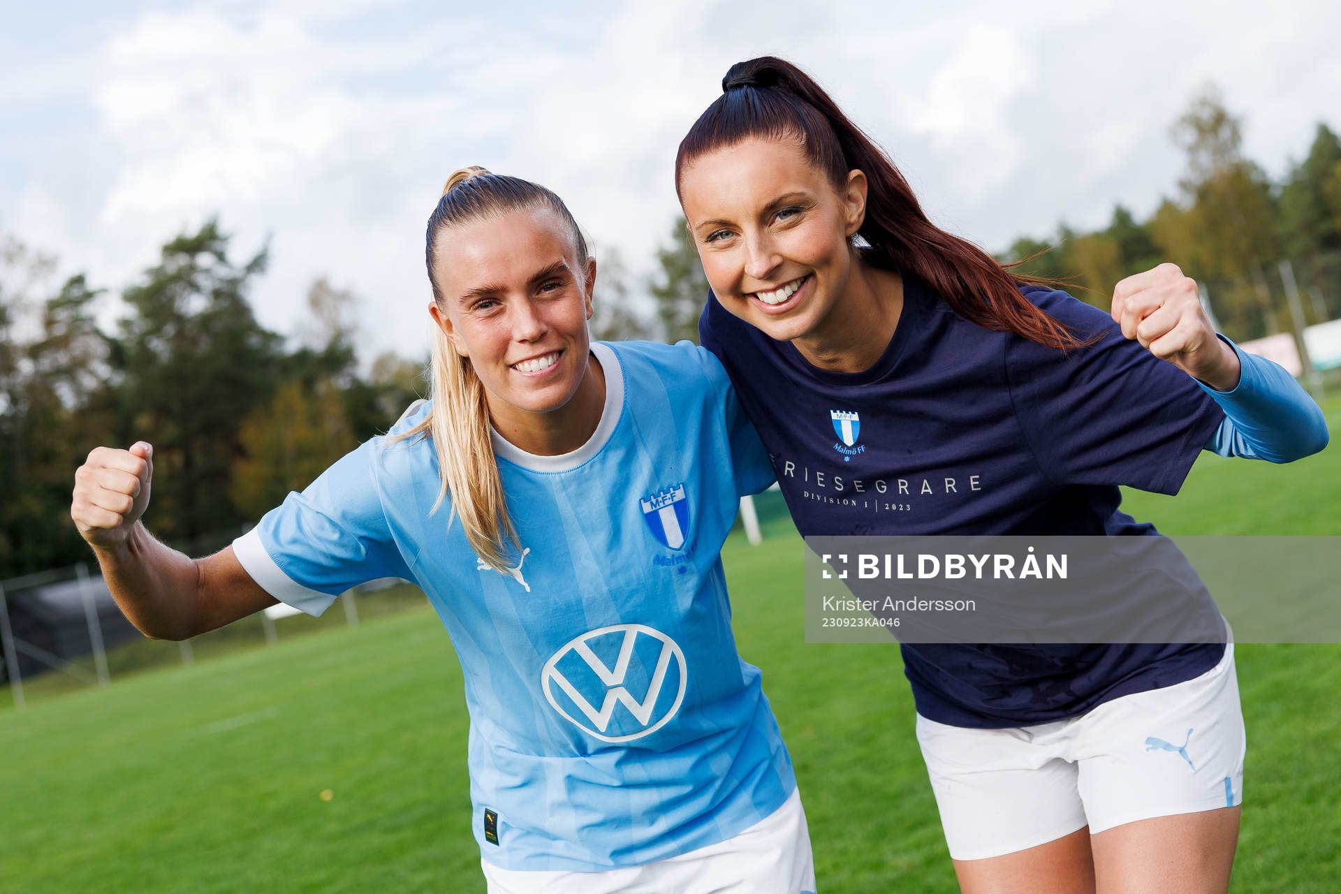 Malmö FFs Elin Björklund och Malin Gunnarsson jublar efter fotbollsmatchen i Division 1 södra mellan Örby och Malmö FF den 23 september 2023 i Örby.