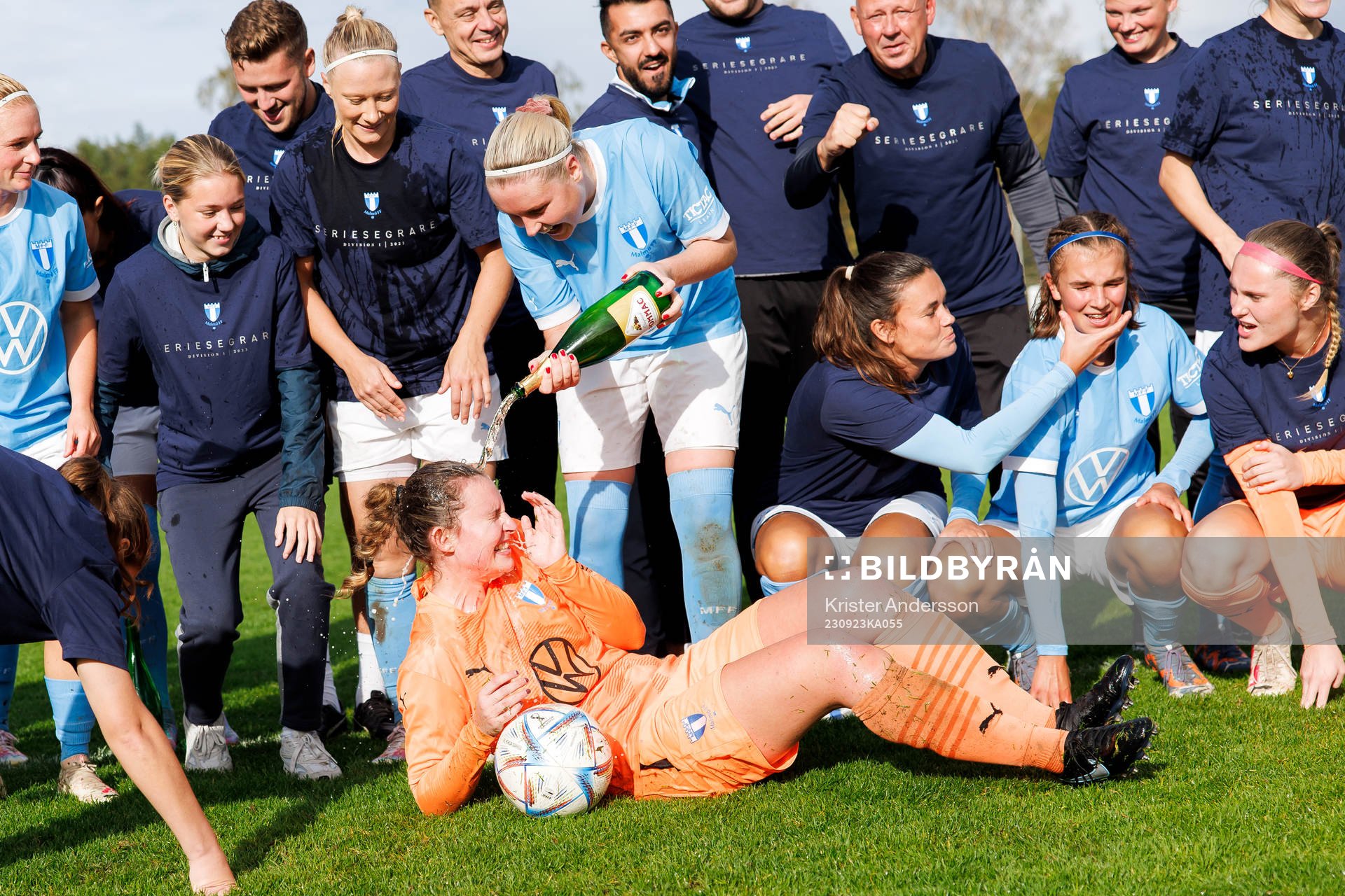 Malmö FFs målvakt Linnea Hagberg får Pommac över sig