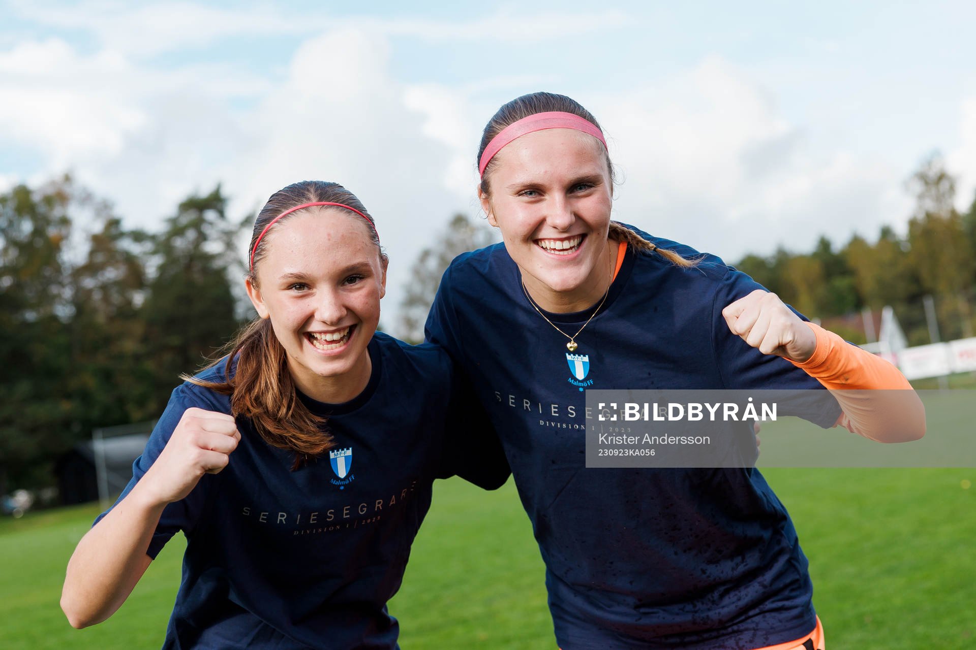 Malmö FFs Nova Rolfsson och målvakt Julia Cavander jublar