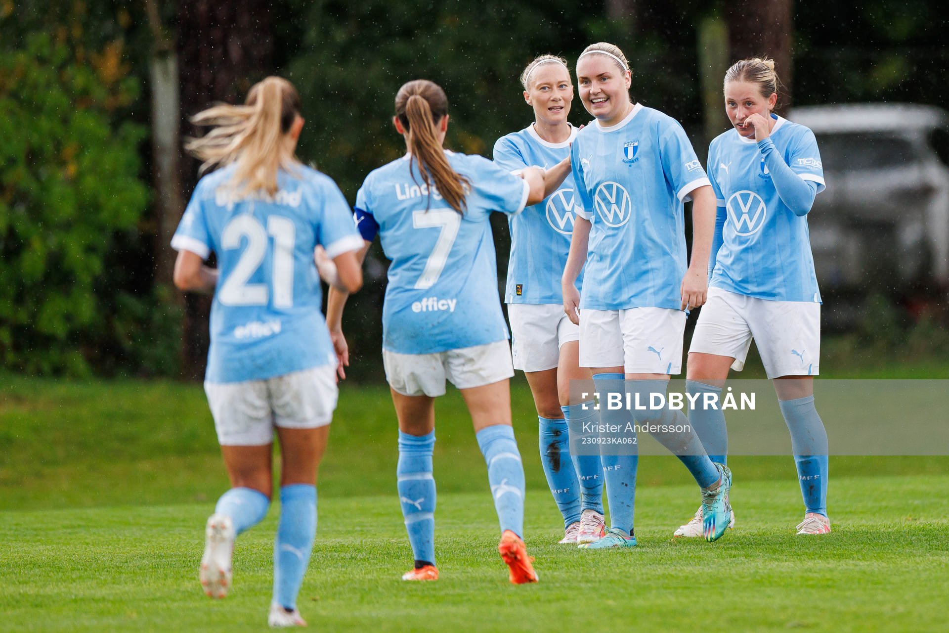 Malmö FFs Rebecka Holm jublar med lagkamrater