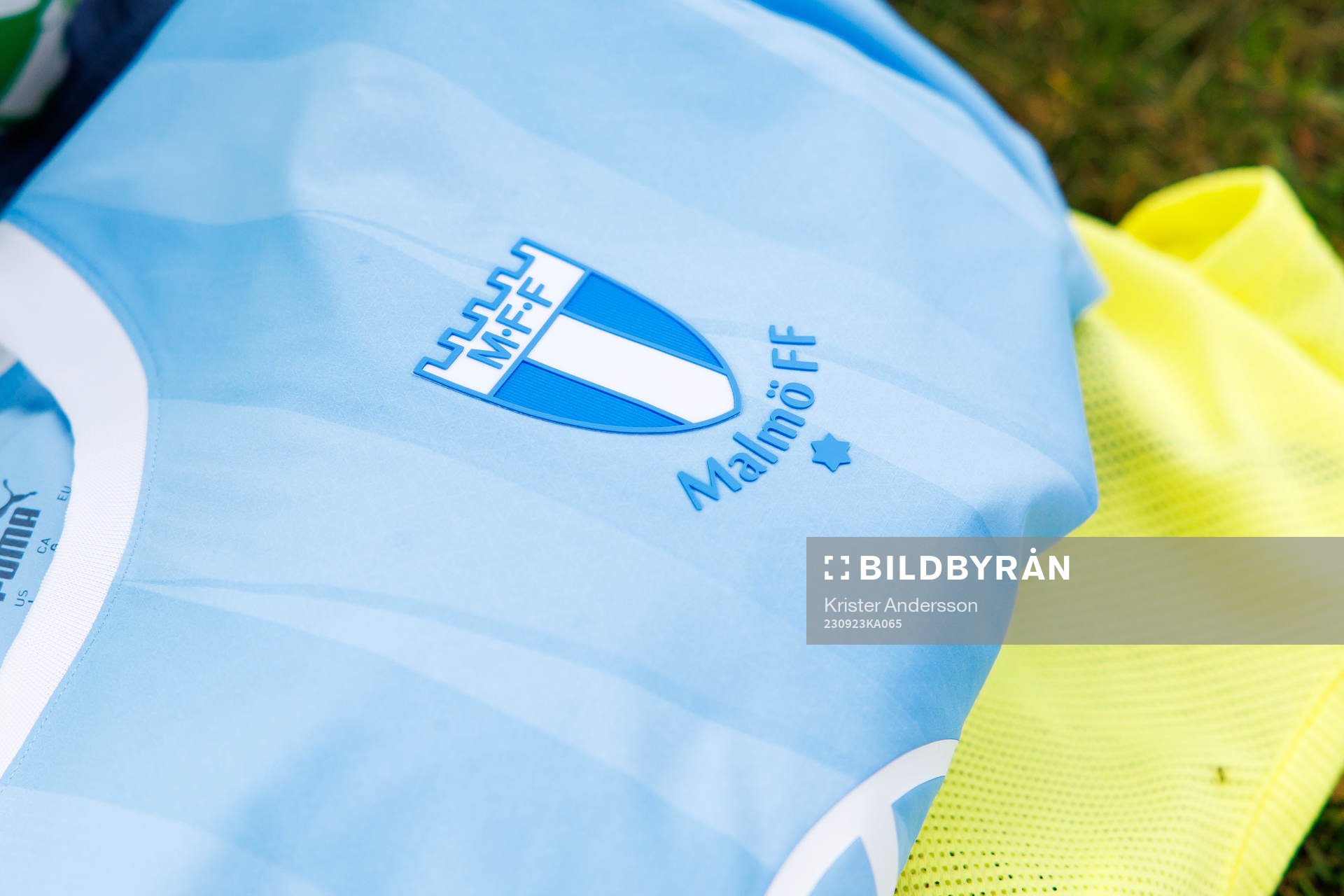 Malmö FFs logo på en tröja under fotbollsmatchen i Division 1 södra mellan Örby och Malmö FF den 23 september 2023 i Örby. 