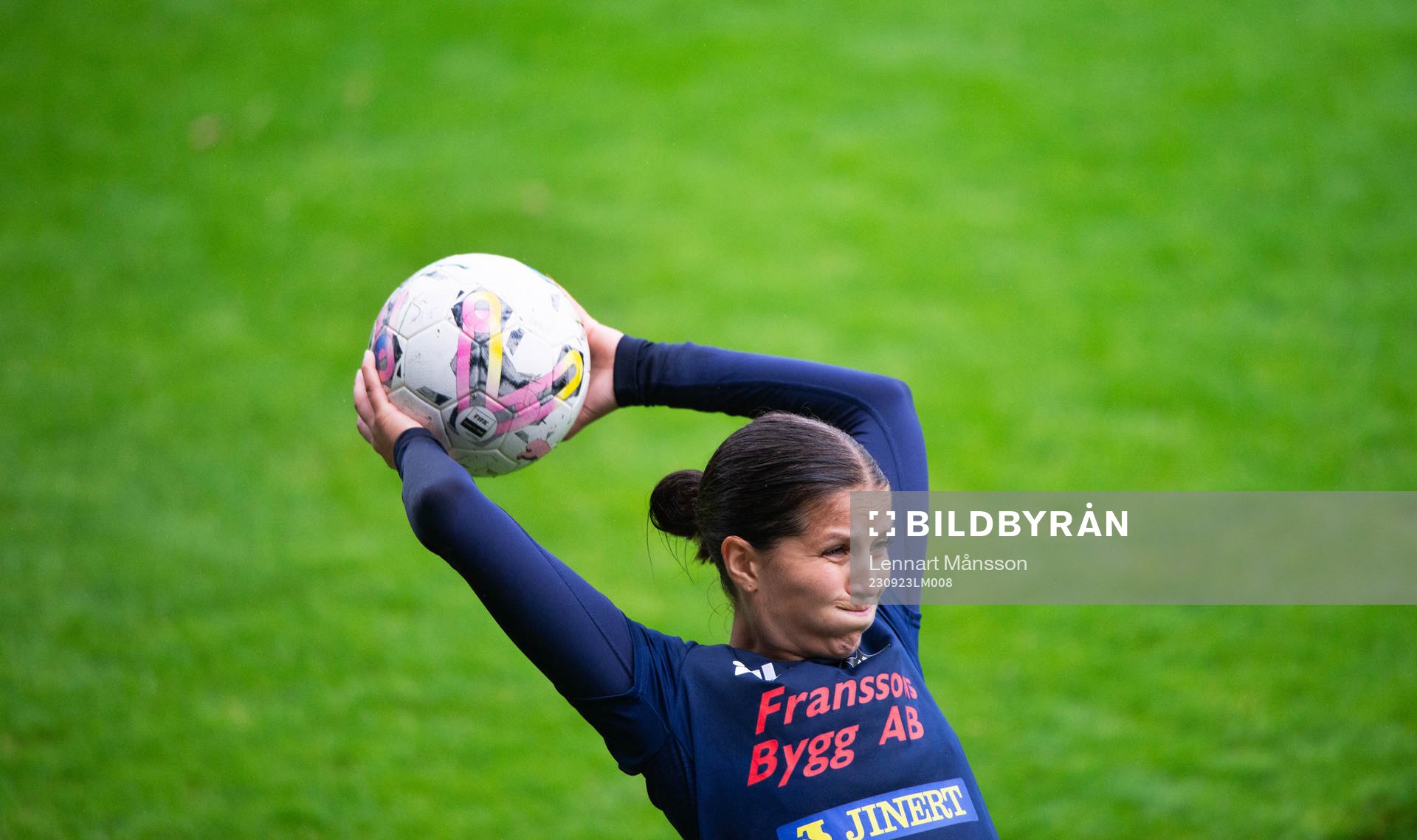 FC Hessleholms Annie Ribba kastar inkast i matchen i