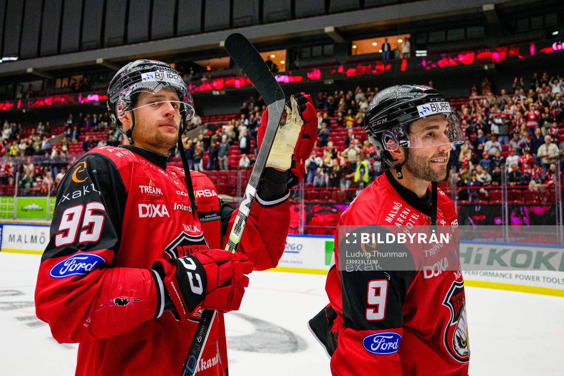 Malmö Redhawks Carl Persson och Alan Quine  tackar publiken