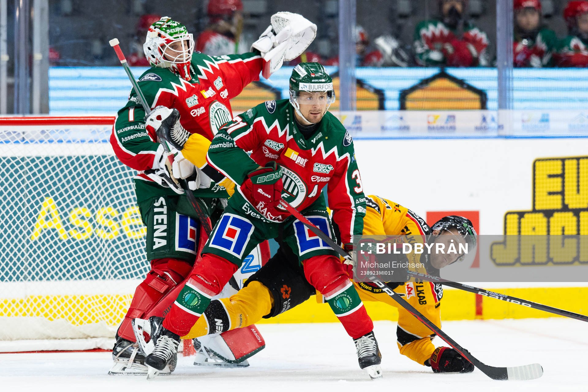 Frölundas målvakt Lars Johansson och Nicklas Lasu mot