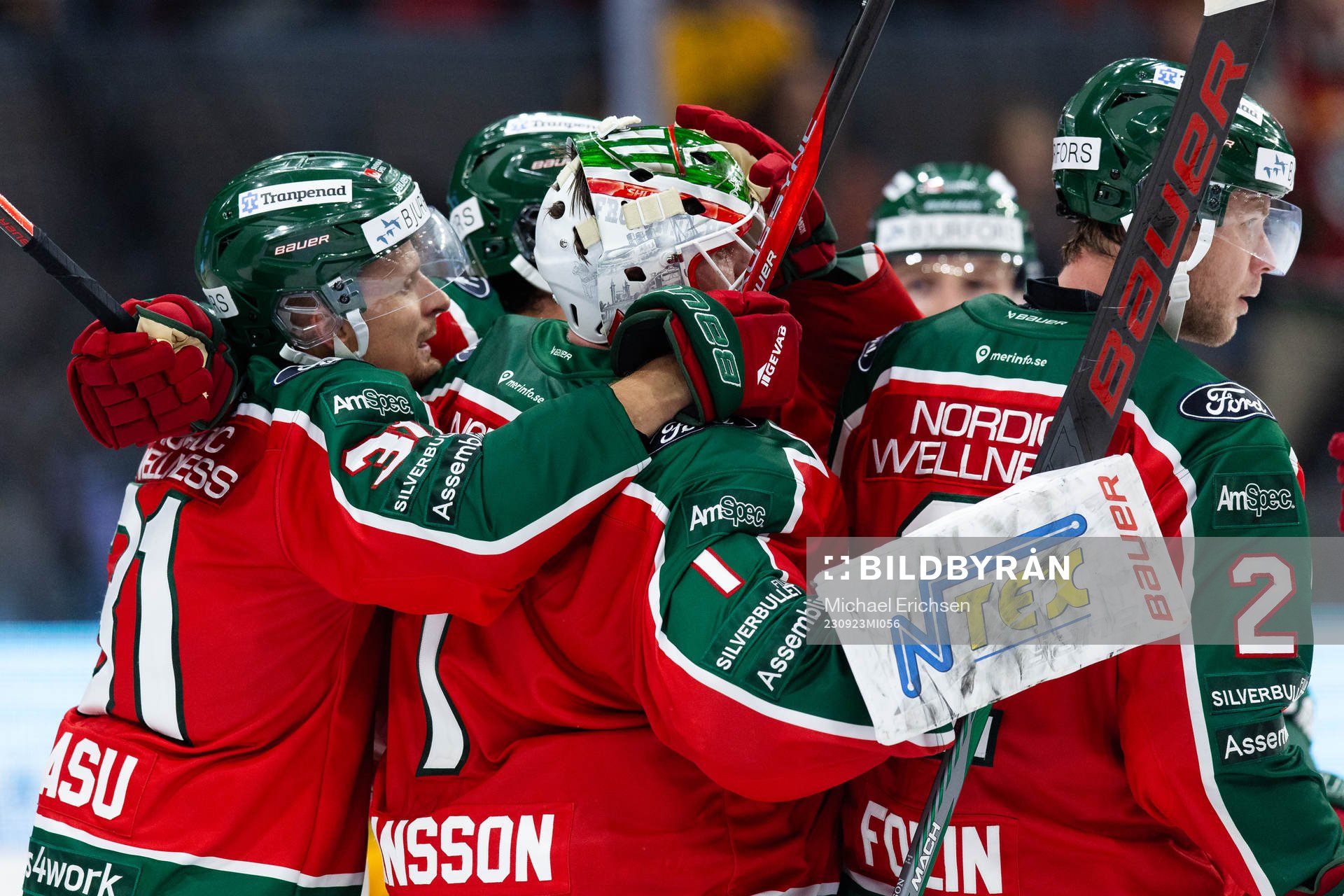 Frölundas målvakt Lars Johansson jublar med lagkamrater