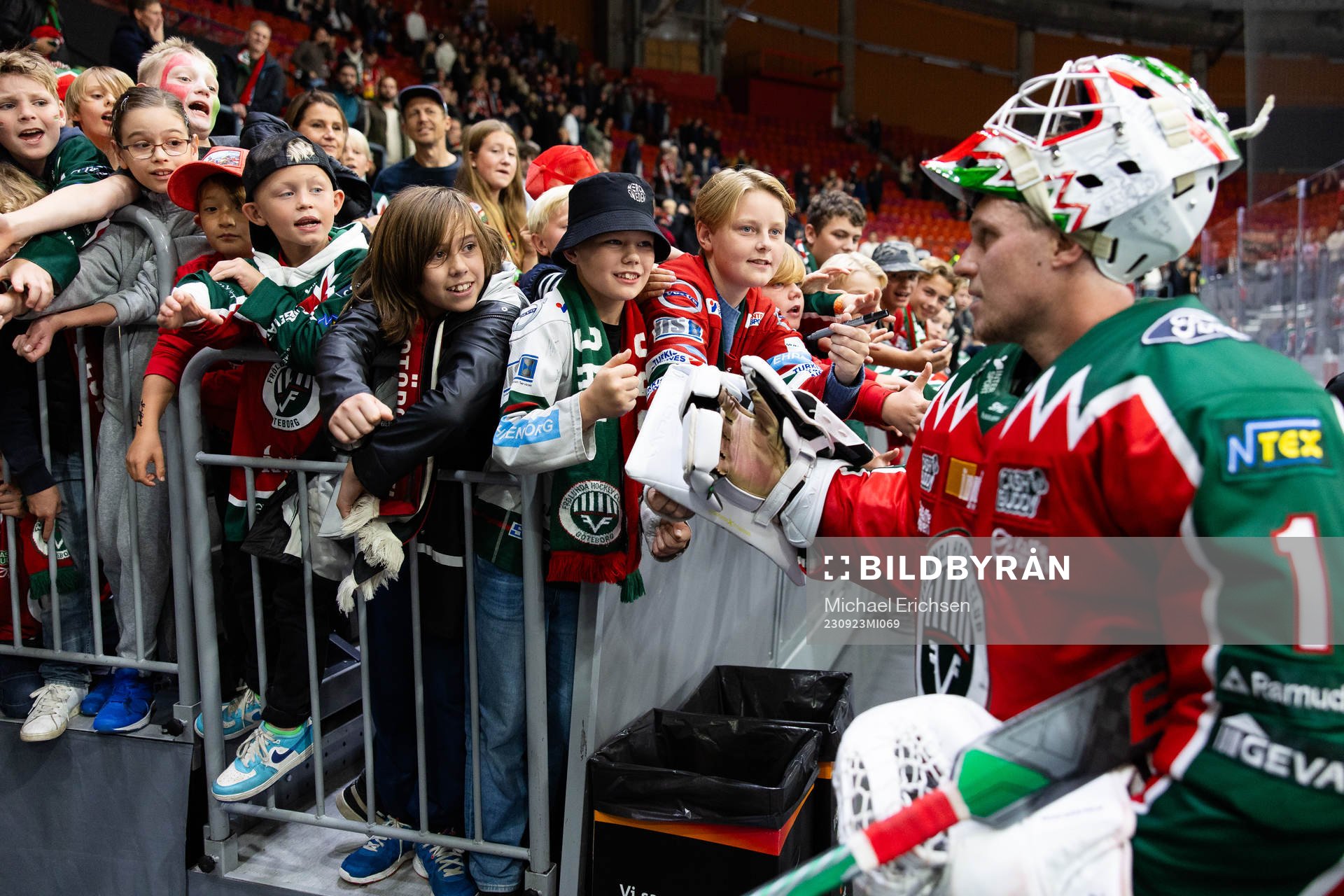 Frölundas målvakt Lars Johansson tackar supportrar
