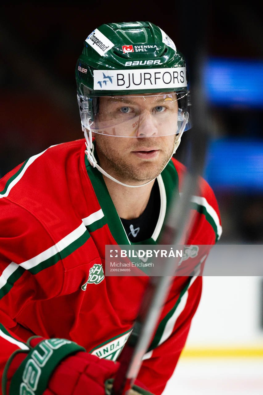Frölundas Christian Folin innan ishockeymatchen i SHL