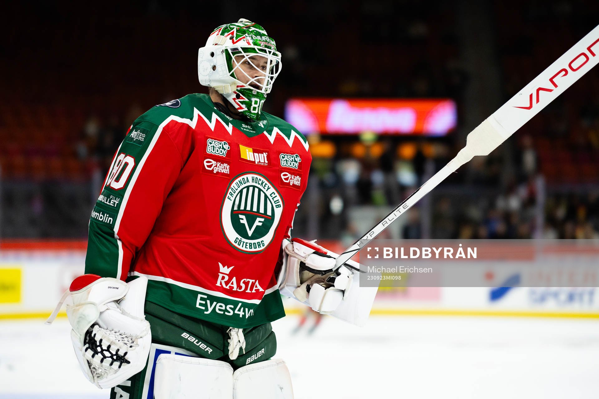 Frölundas målvakt Frederik Dichow innan ishockeymatchen i