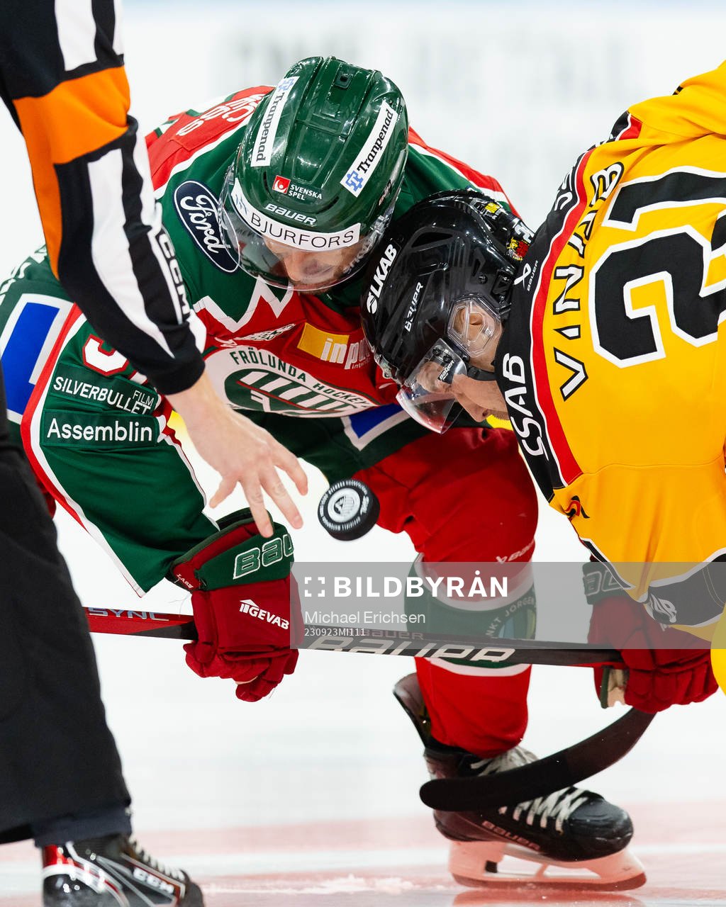 Frölundas Nicklas Lasu tekar mot Luleås Juhani Tyrväinen