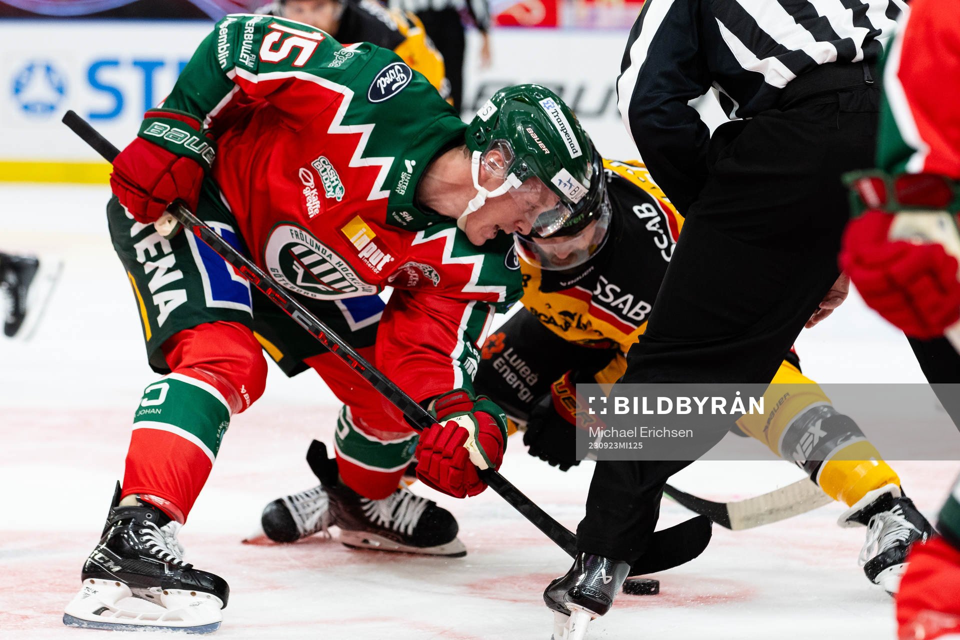 Frölundas Gustav Rydahl tekar mot Luleås Jack Connolly