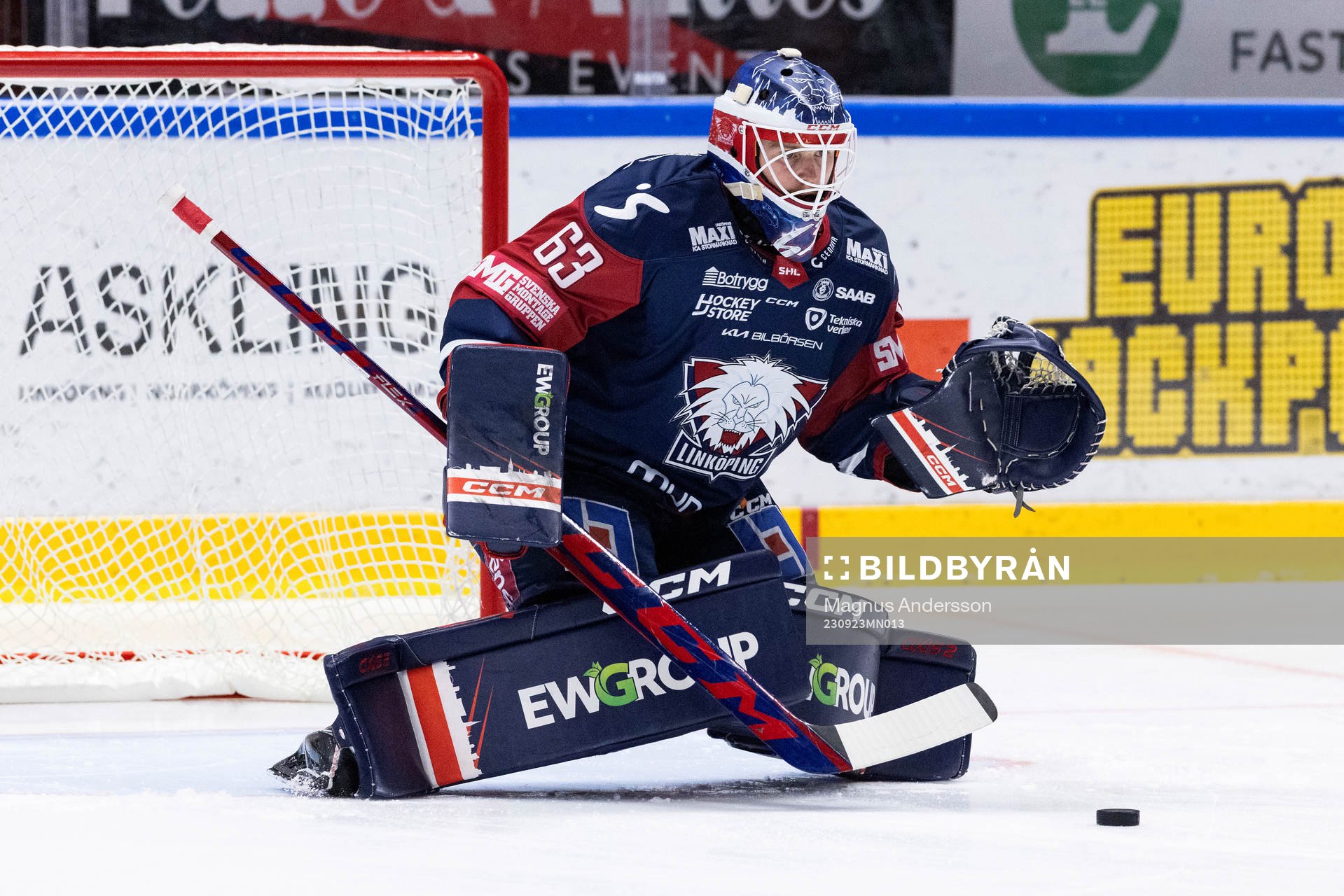 Linköpings målvakt Marcus Högberg på uppvärmningen