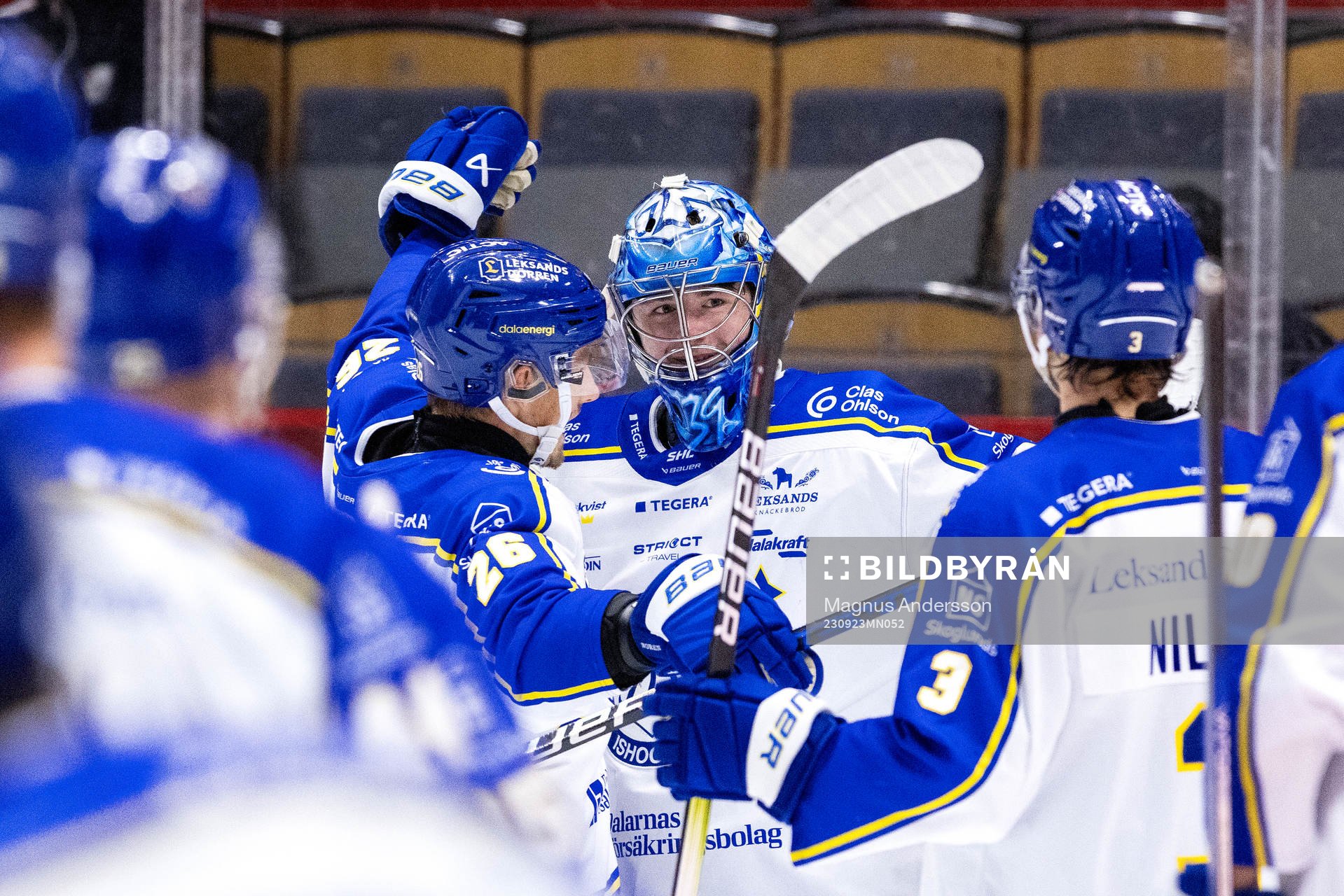 Leksands målvakt Filip Larsson jublar med lagkamrater
