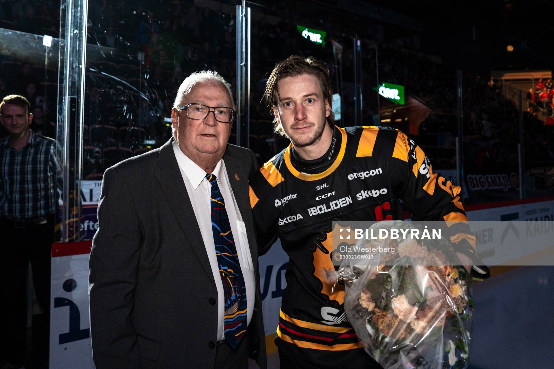 Jonathan Pudas tar emot Salming Trophy av Hasse Andersson