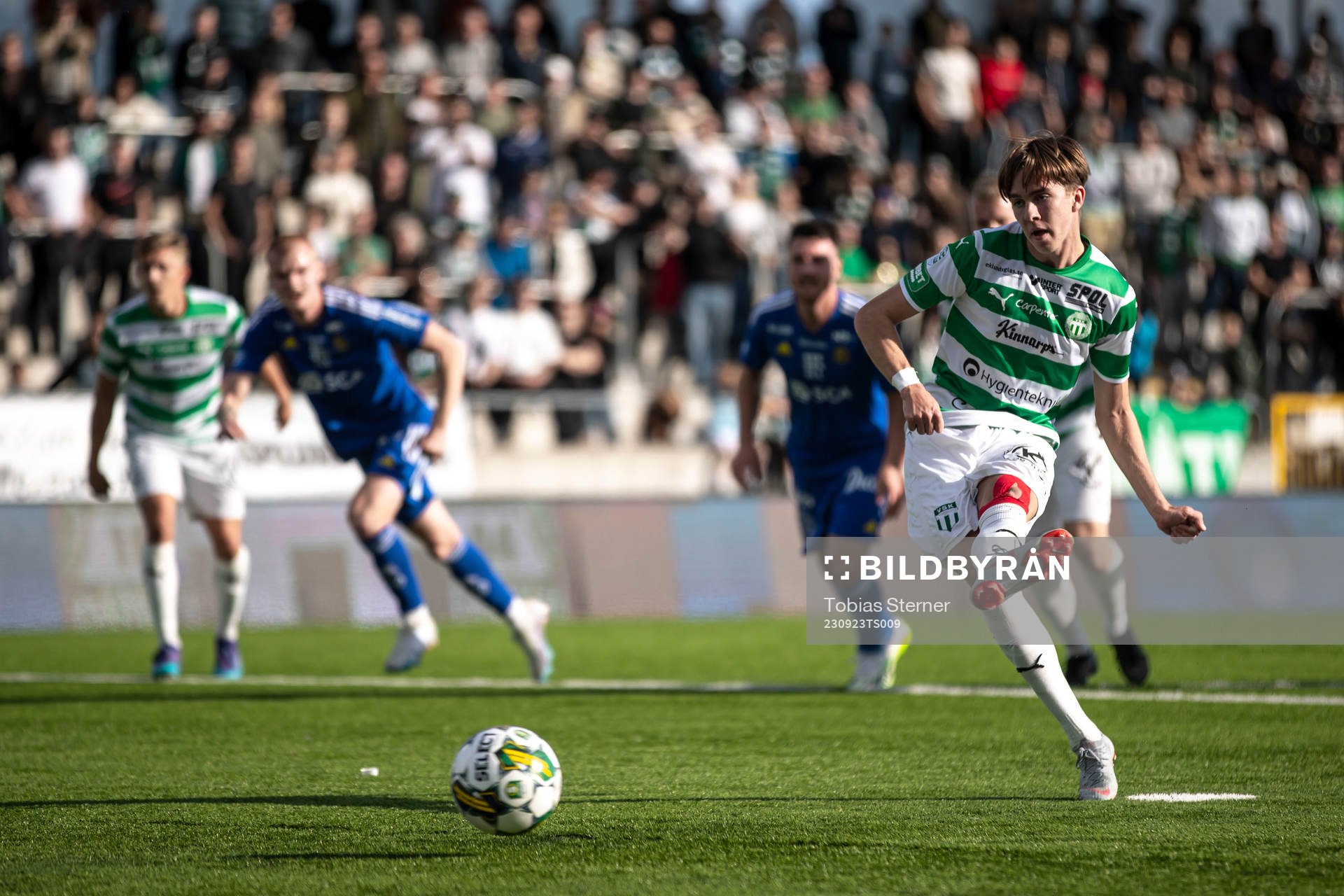 Västerås SKs Max Larsson gör 1-0 på straff