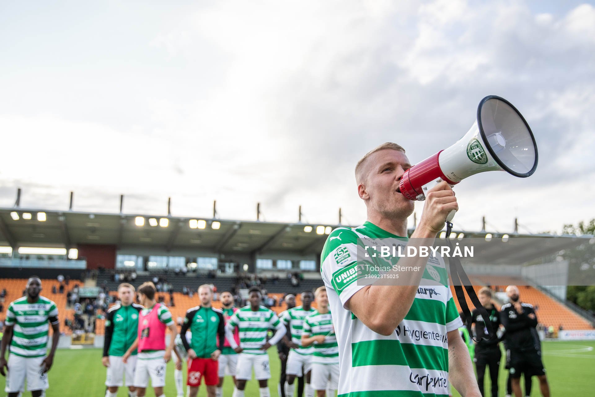 Västerås SKs Simon Johansson jublar efter fotbollsmatchen i Superettan mellan Västerås SK och GIF Sundsvall den 23 september 2023 i Västerås.