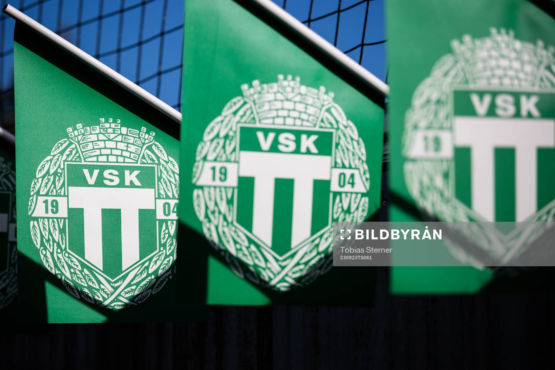 Västerås SKs emblem på en flagga under fotbollsmatchen i Superettan mellan Västerås SK och GIF Sundsvall den 23 september 2023 i Västerås.