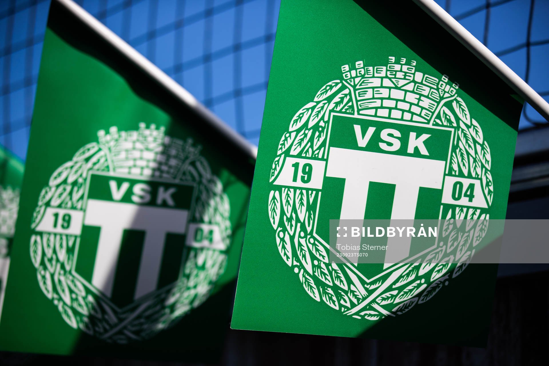 Västerås SKs emblem på en flagga under fotbollsmatchen i Superettan mellan Västerås SK och GIF Sundsvall den 23 september 2023 i Västerås.