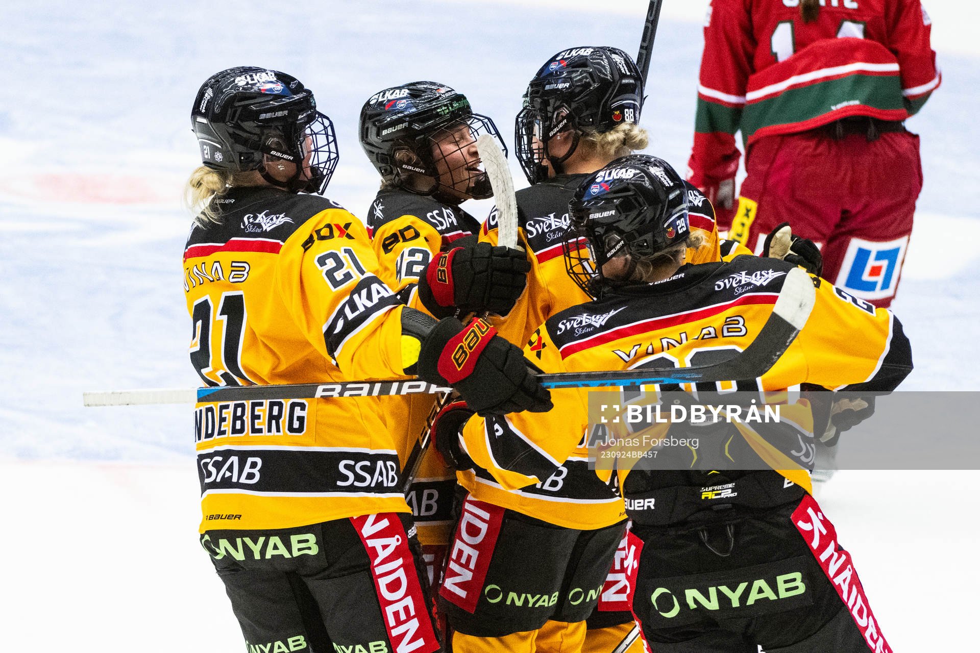 Luleås Ronja Savolainen jublar med lagkamrater