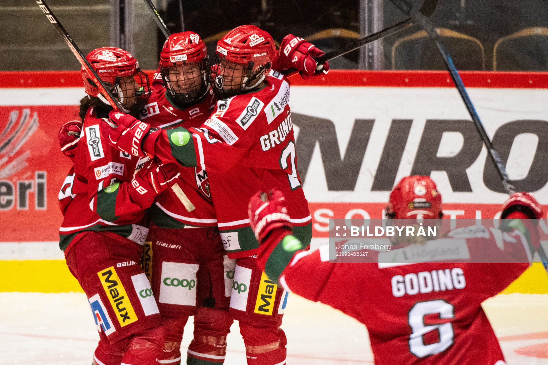 Modos Lauren Bellefontaine jublar med lagkamrater