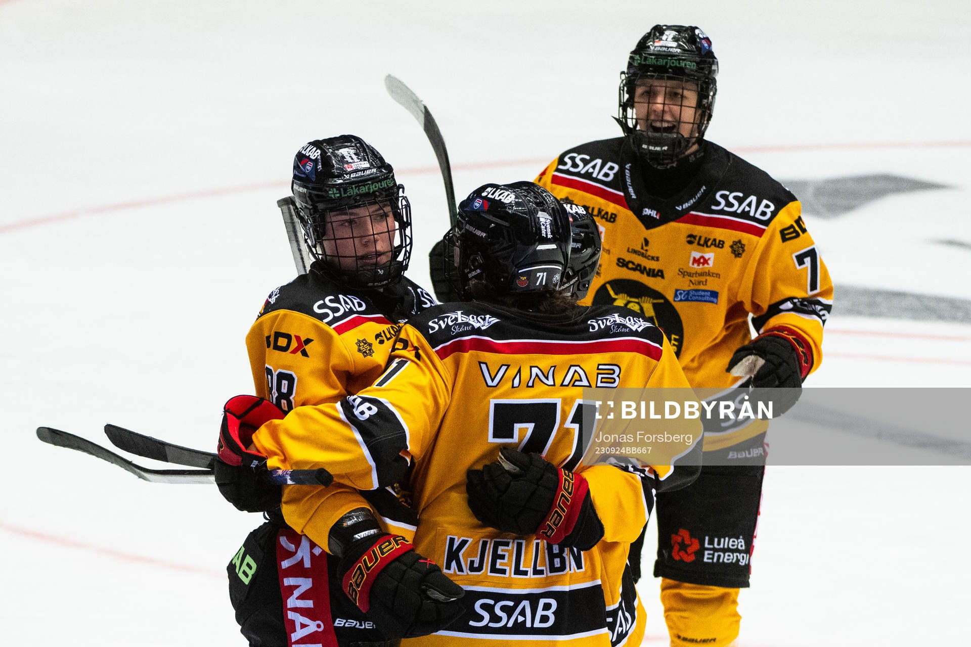 Luleås Ronja Savolainen jublar