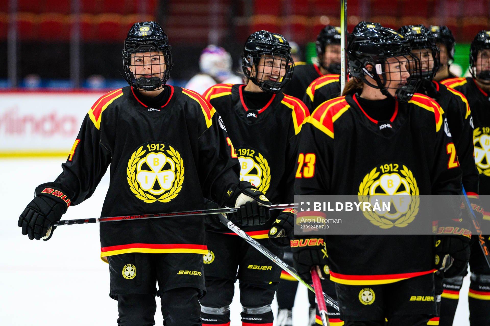 Brynäs Sara Cajanova jublar med lagkamrater