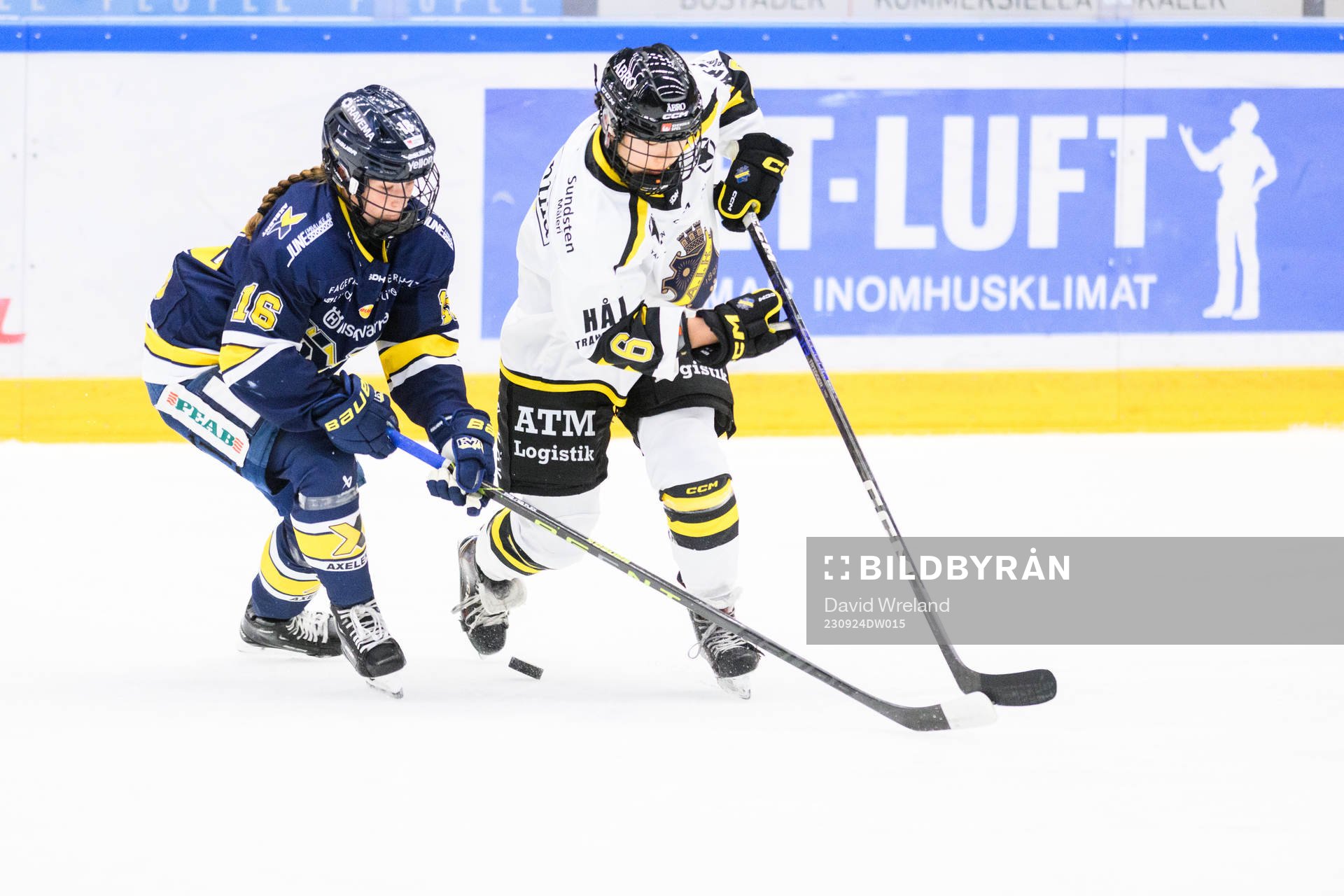 HV71s  Kajsa Armborg och AIKs Isabelle Leijonhielm