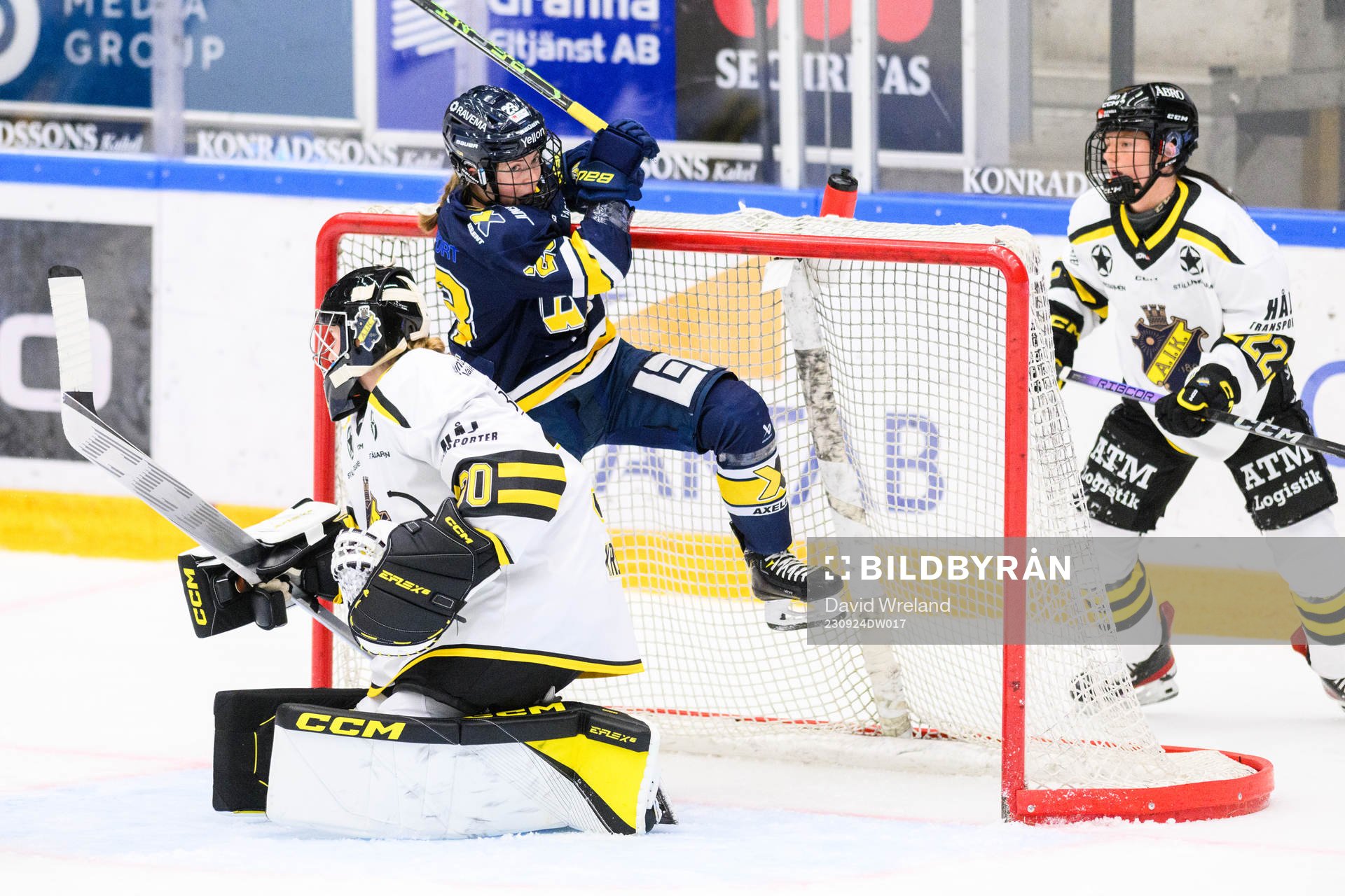 HV71s Sanni Hakala bakom AIKs AIKs målvakt Camryn Kronish