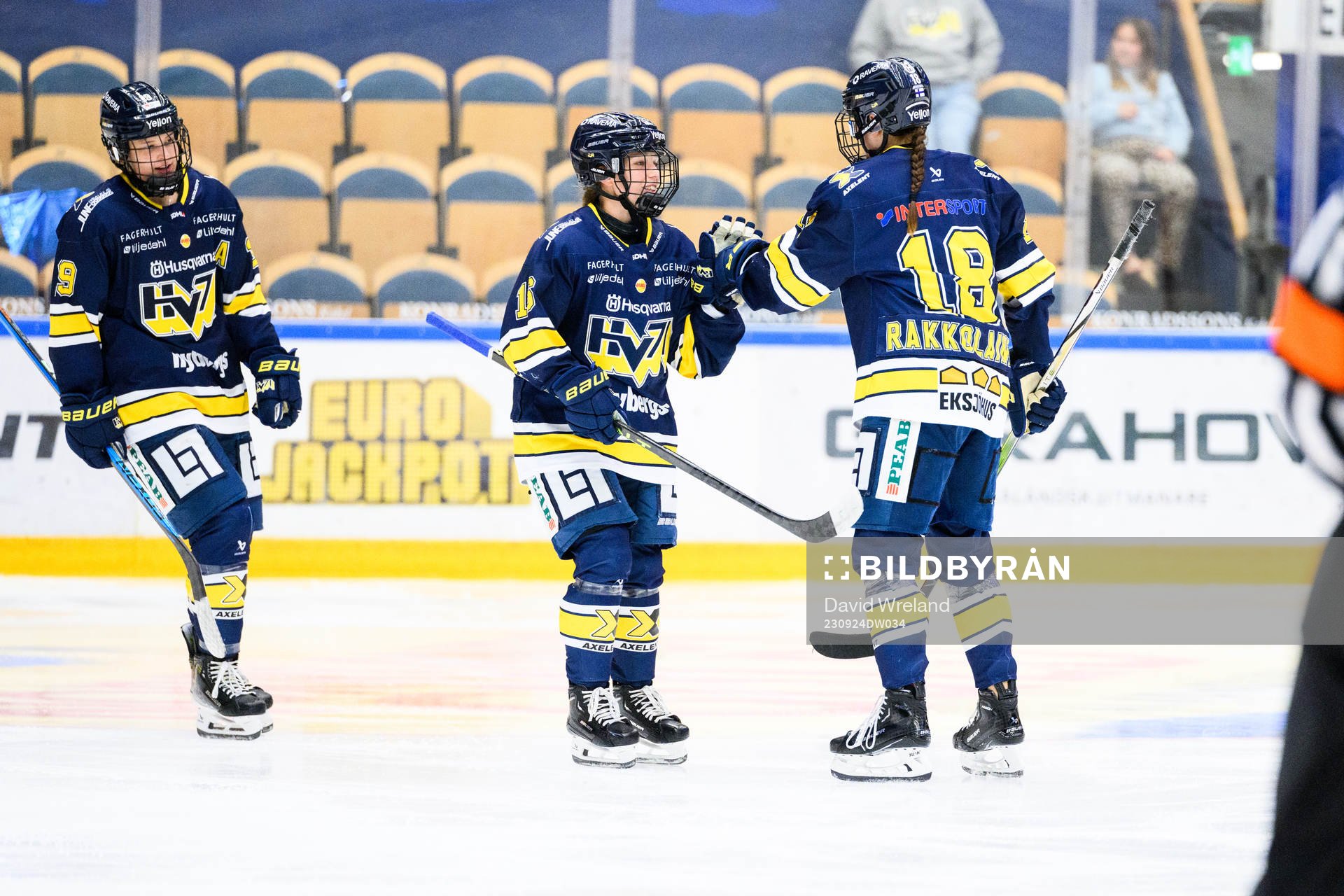 HV71s Kajsa Armborg och Emmi Rakkolainen  jublar