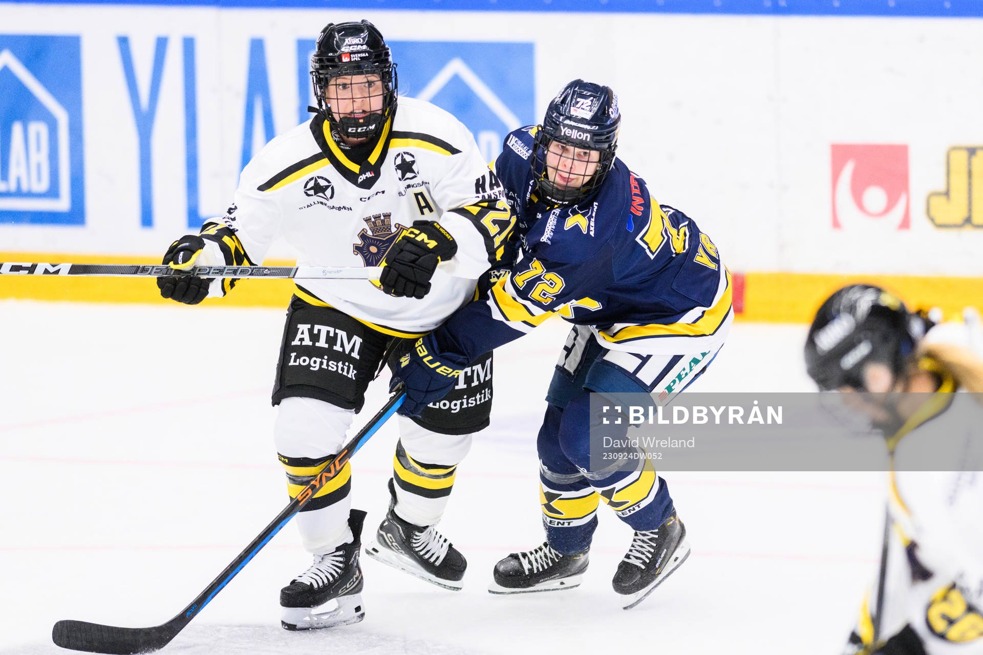 AIKs Emmy Alasalmi och HV71s Kiira Yrjänen