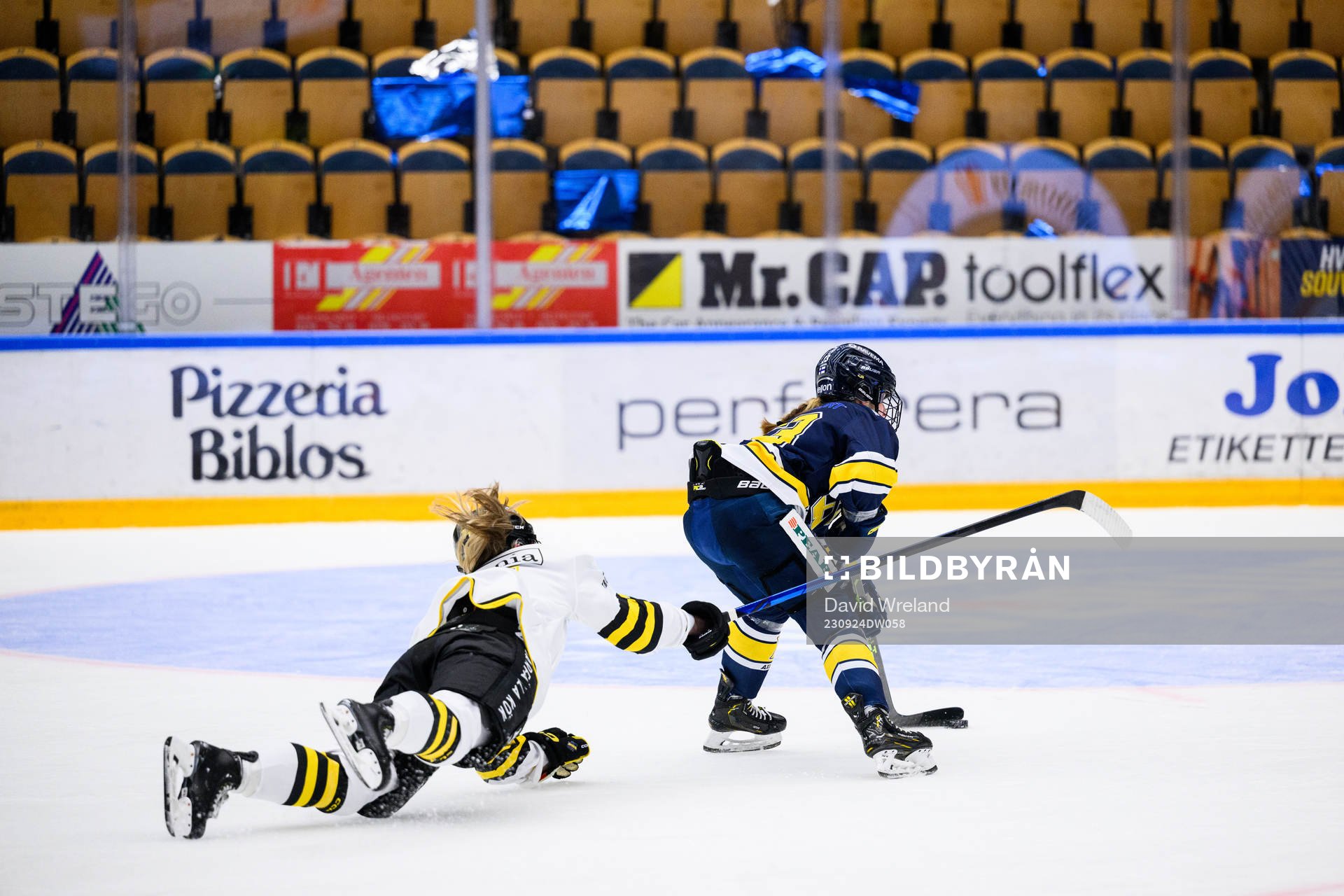 AIKs Emily Rickwood faller på isen
