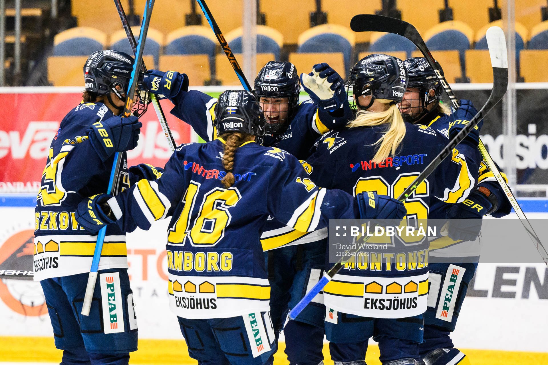 HV71s Emmi Rakkolainen jublar