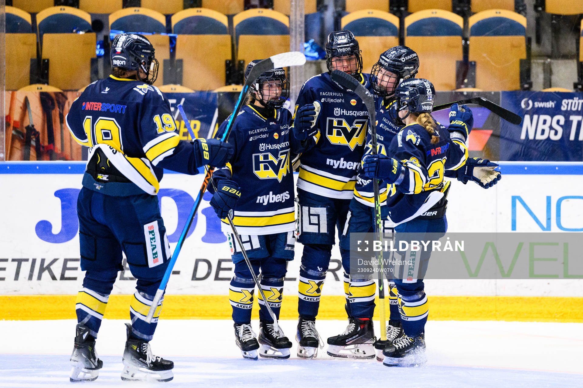 HV71s Elin Svensson jublar