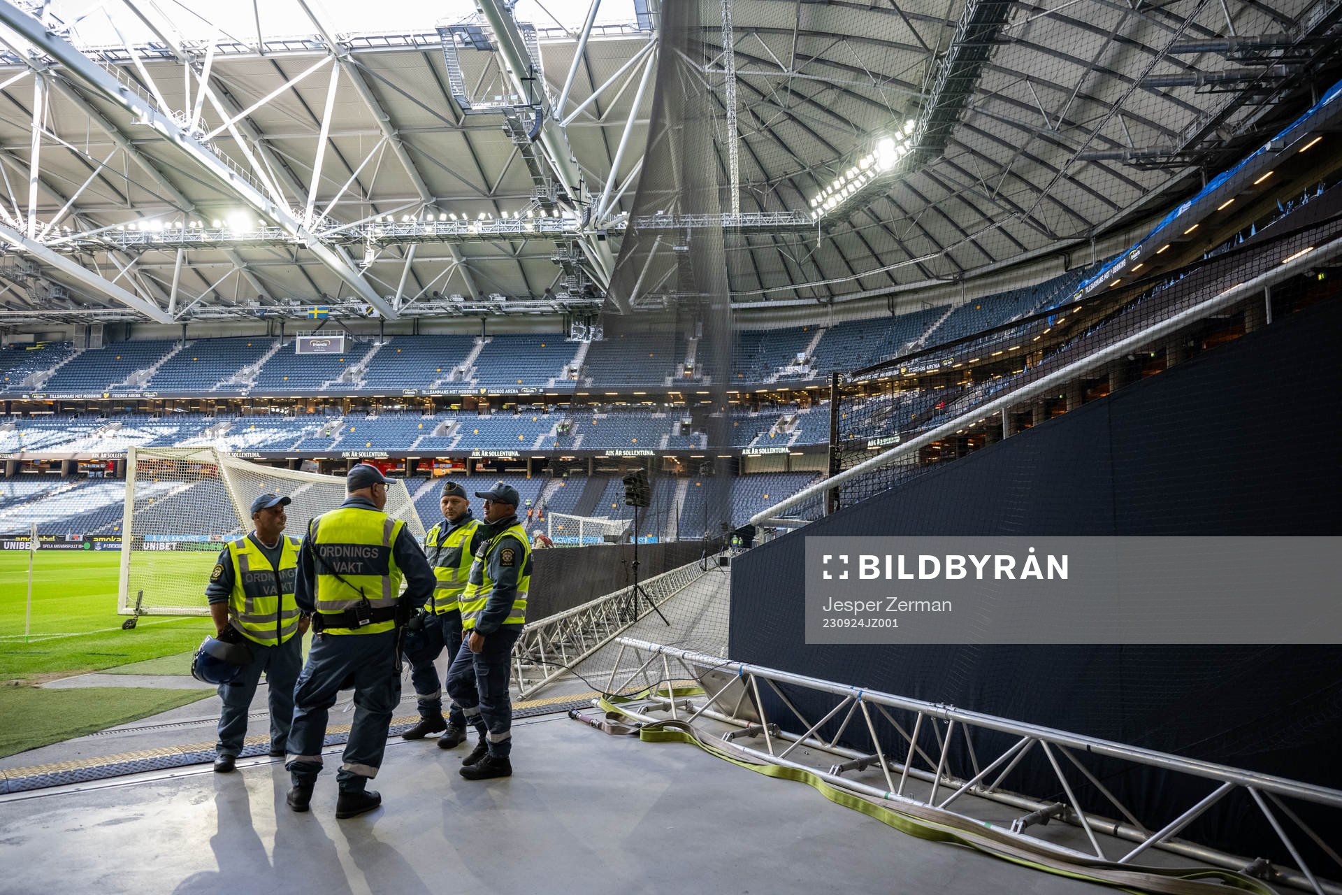 Ordningsvakter nedanför läktaren inför fotbollsmatchen i Allsvenskan mellan AIK och Djurgården den 24 september 2023 i Stockholm. 