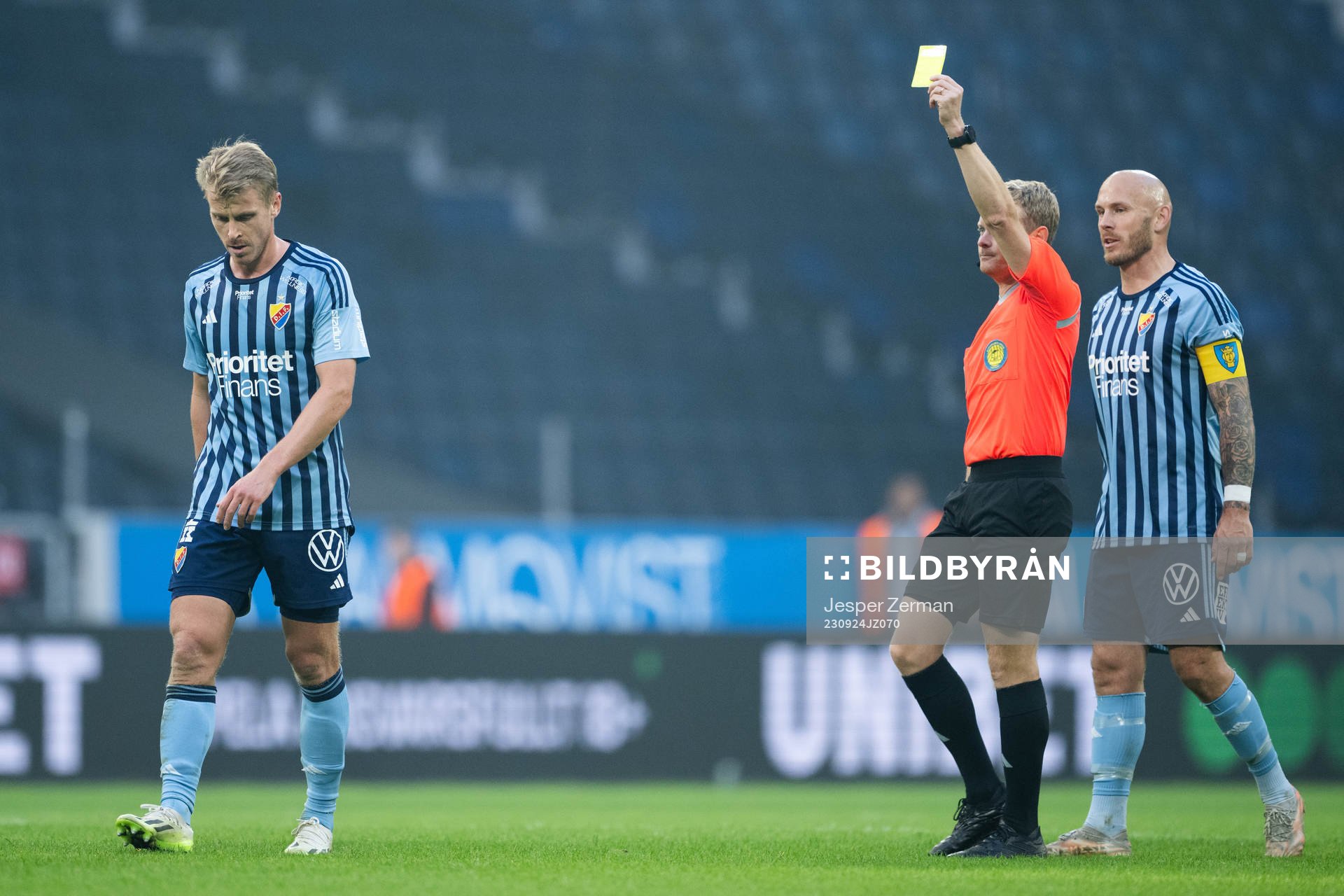 Domare Fredrik Klitte delar ut ett gult kort till