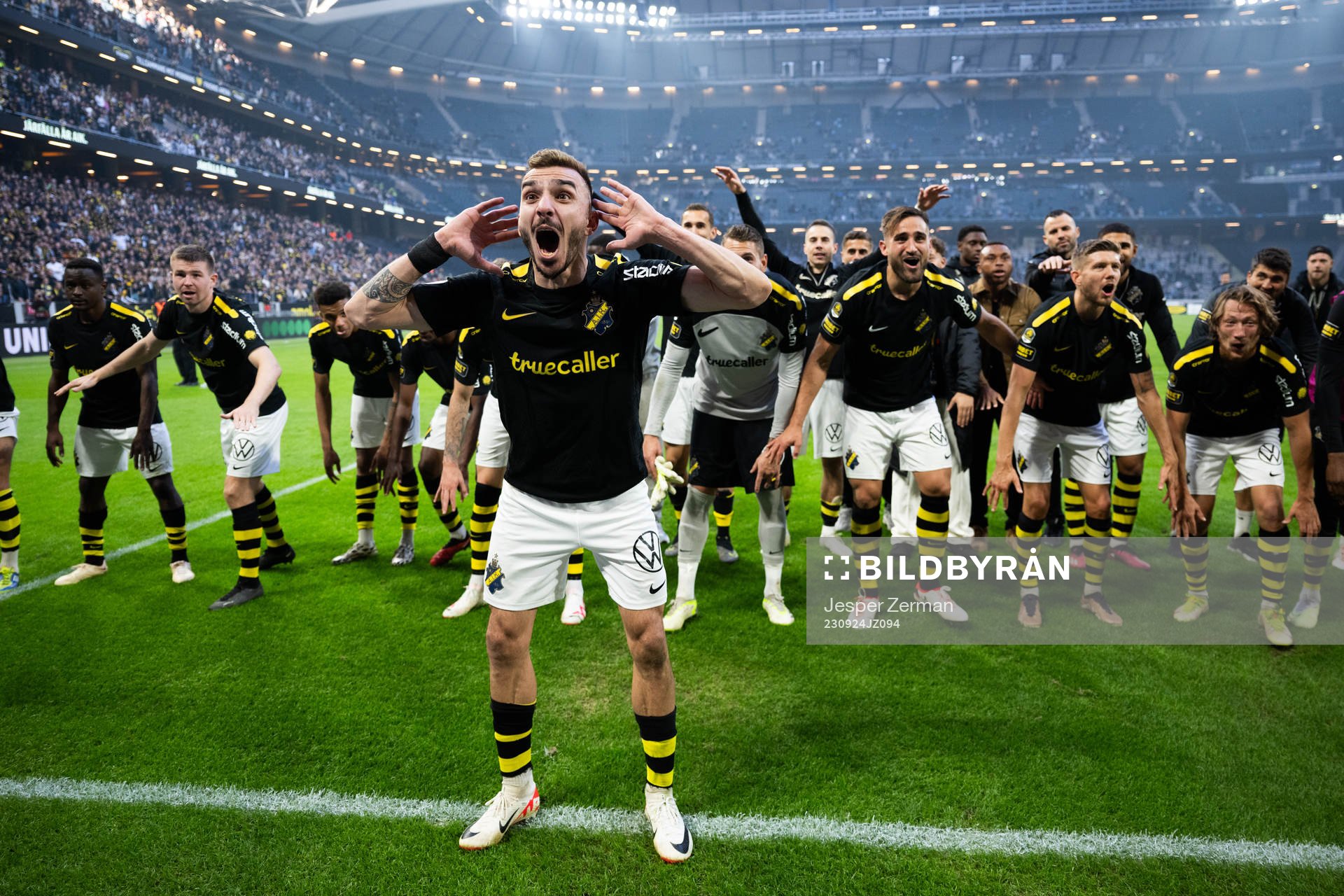 AIKs Ioannis Pittas jublar efter fotbollsmatchen i Allsvenskan mellan AIK och Djurgården den 24 september 2023 i Stockholm. 