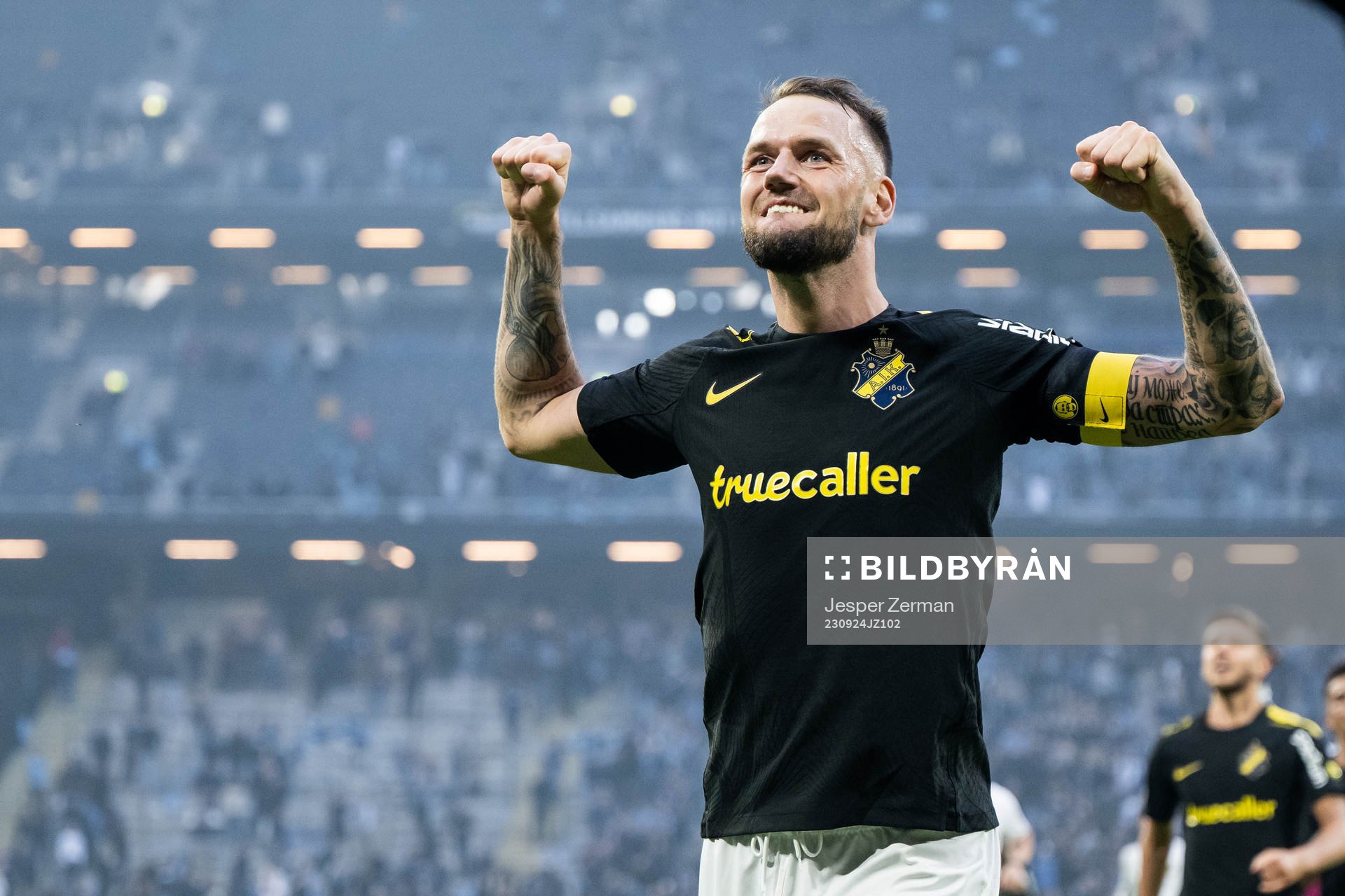 AIKs Alexander Milosevic jublar efter fotbollsmatchen i Allsvenskan mellan AIK och Djurgården den 24 september 2023 i Stockholm. 