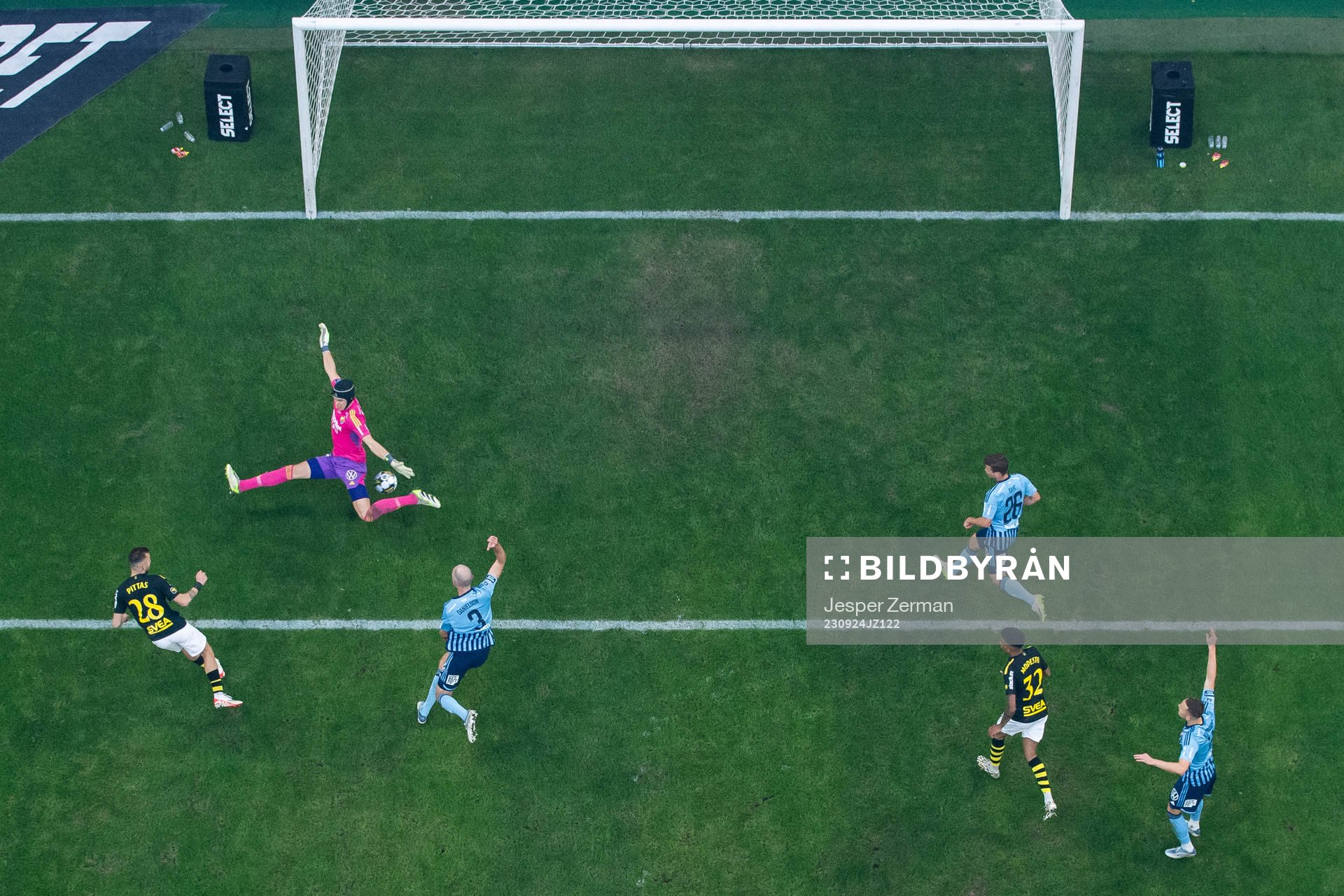 AIKs Ioannis Pittas gör 1-0 på Djurgårdens målvakt