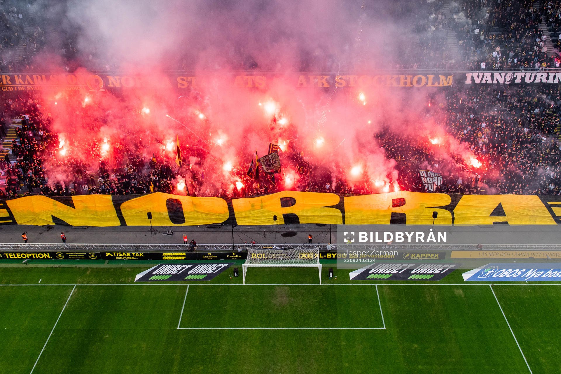 AIKs supportrar med ett tifo