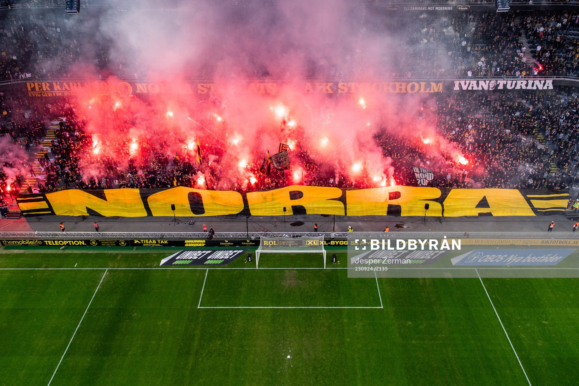 AIKs supportrar med ett tifo
