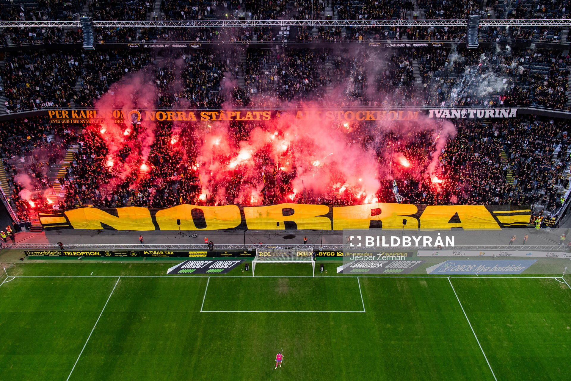 AIKs supportrar med ett tifo
